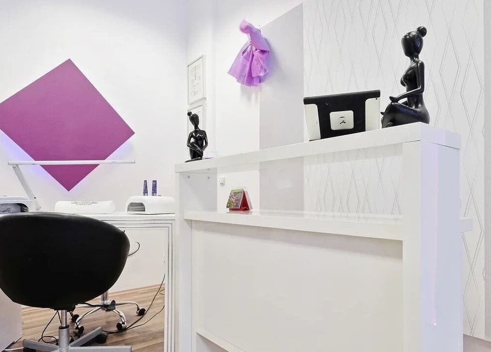 Moderner Nageltisch bei Beauty4Life in München, Bayern, DE, mit stilvoller Wanddekorationen.