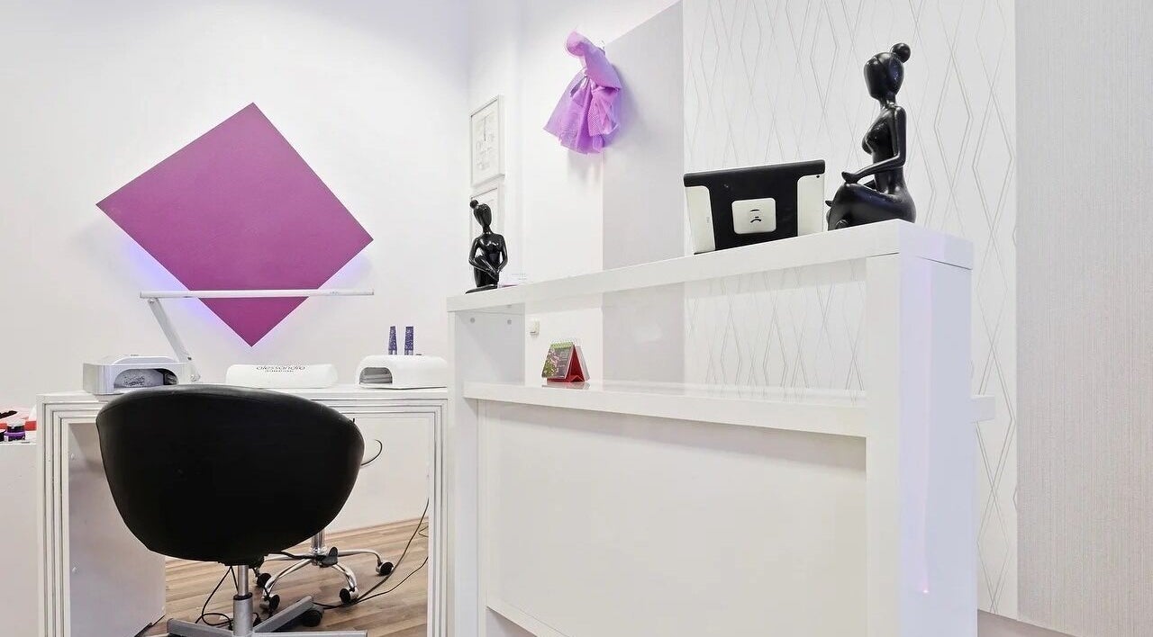 Moderner Nageltisch bei Beauty4Life in München, Bayern, DE, mit stilvoller Wanddekorationen.