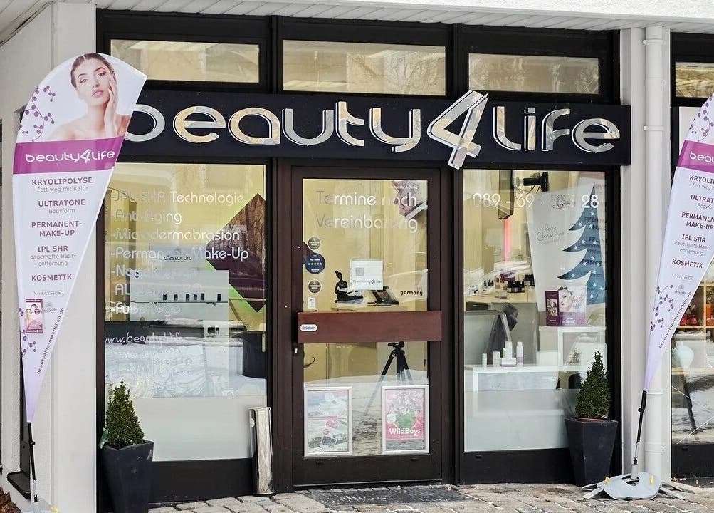 Außenansicht von Beauty4Life in München, Bayern, DE, mit stilvoller Ladeneingang.