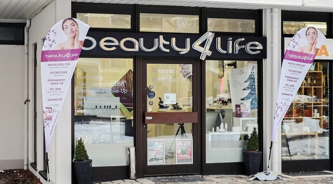 Außenansicht von Beauty4Life in München, Bayern, DE, mit stilvoller Ladeneingang.