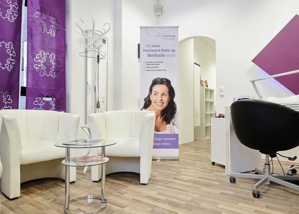 Schicker Warteraum bei Beauty4Life in München, Bayern, DE mit weißen Sesseln und modernen Akzenten.