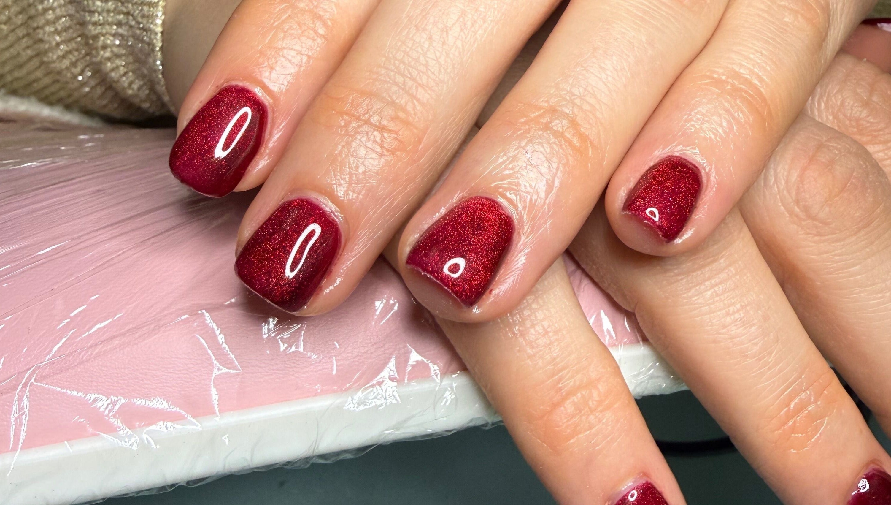 Manucure rouge éclatant chez All too nails à Toulouse, Occitanie, FR.