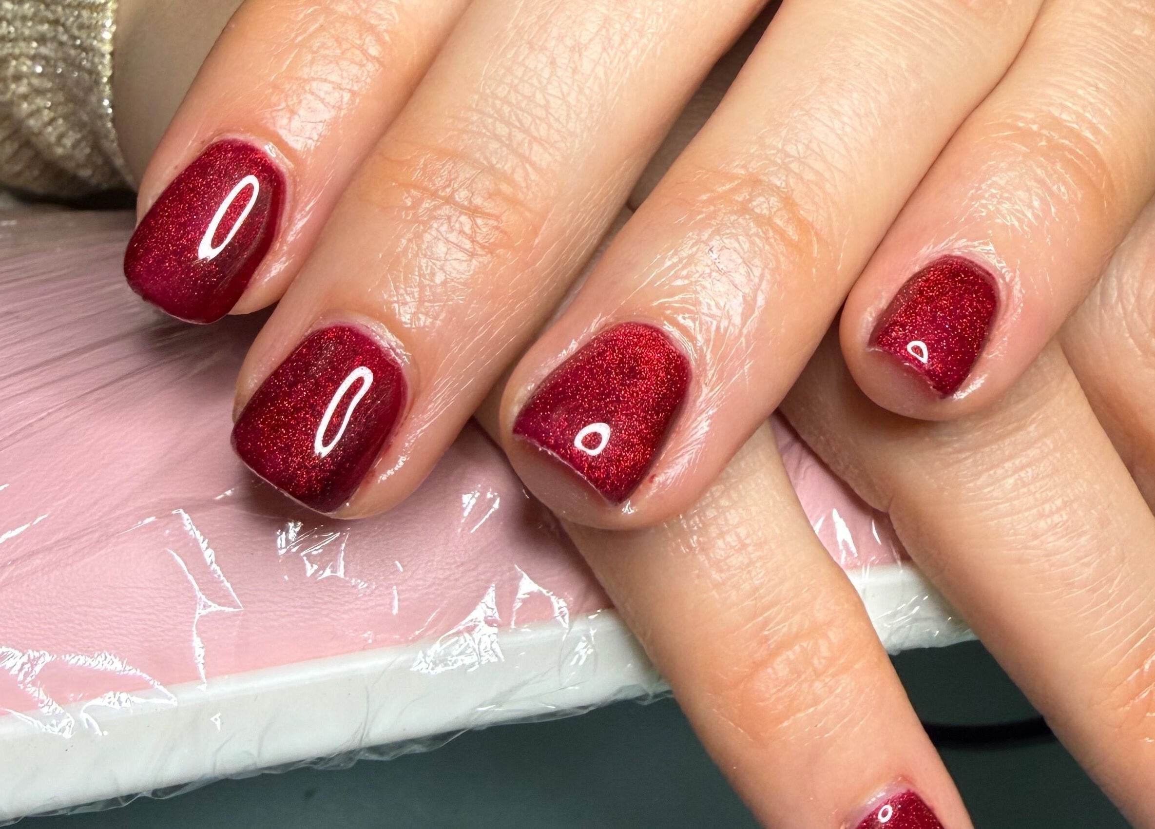 Manucure rouge éclatant chez All too nails à Toulouse, Occitanie, FR.