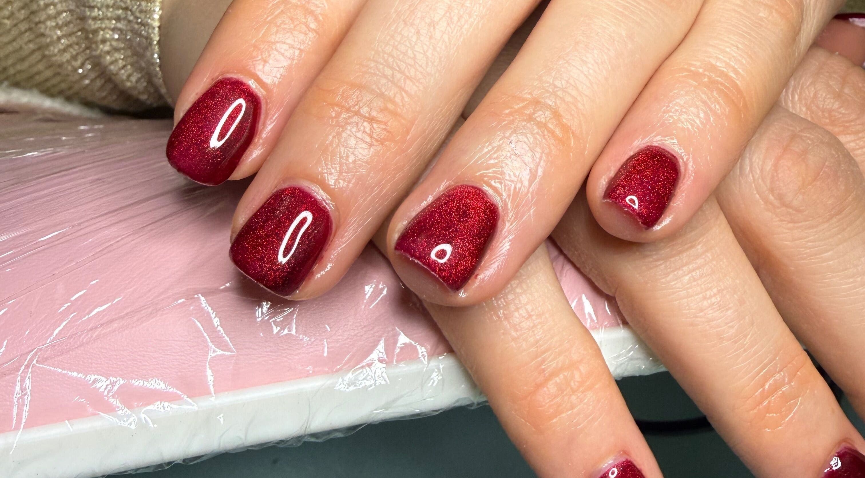 Manucure rouge éclatant chez All too nails à Toulouse, Occitanie, FR.