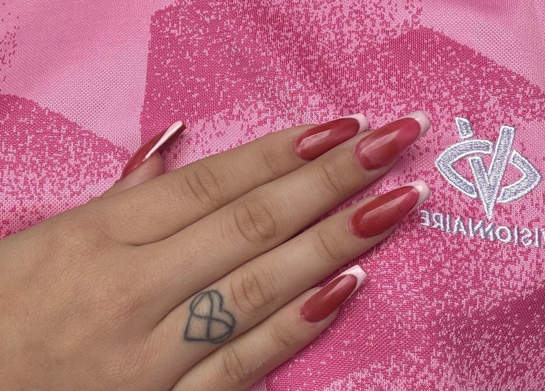 Beaux ongles stylés chez All too nails, Toulouse, Occitanie, FR, sur fond rose éclatant.