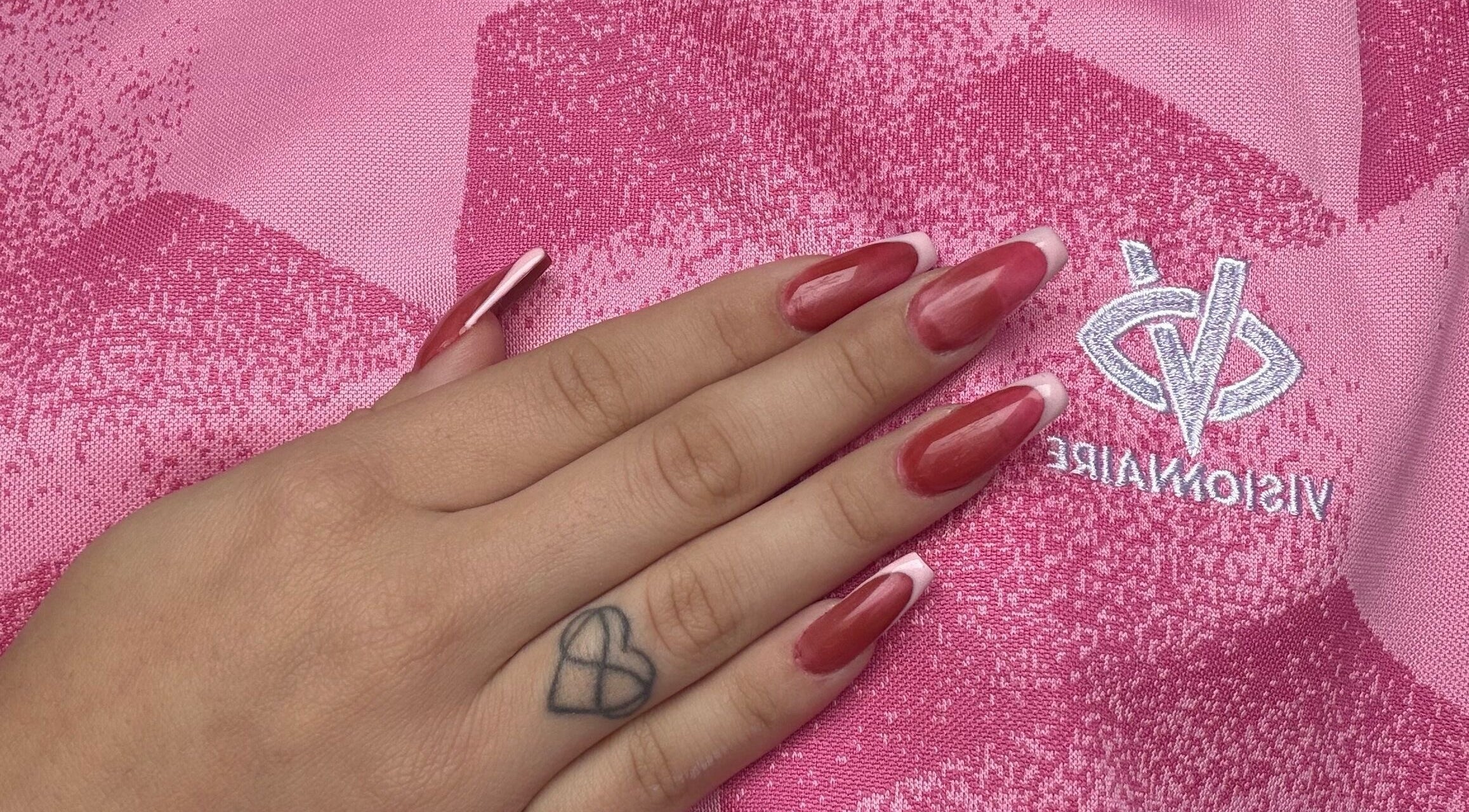 Beaux ongles stylés chez All too nails, Toulouse, Occitanie, FR, sur fond rose éclatant.