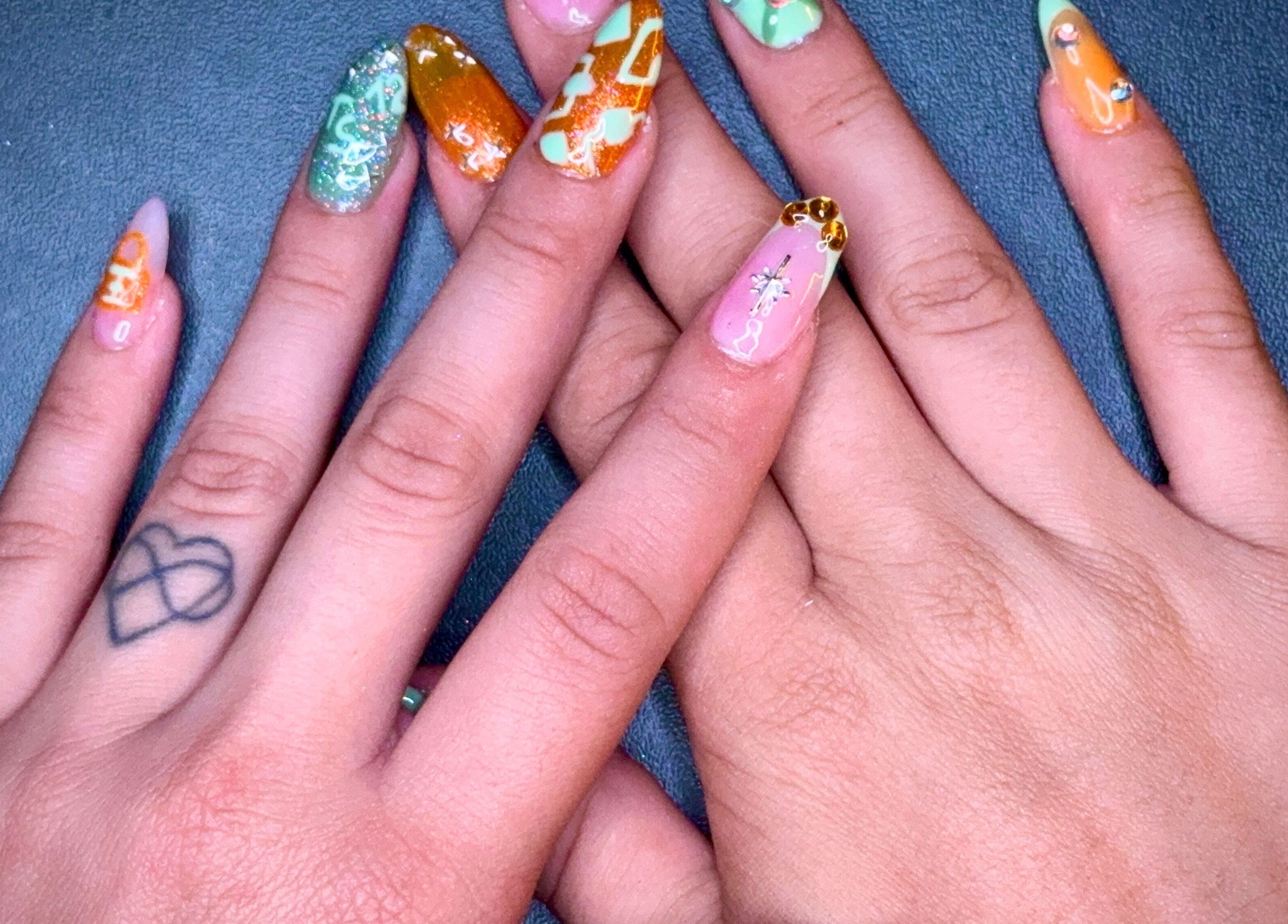 Designs d'ongles colorés à All too nails, Toulouse, Occitanie, FR. Parfait pour une touche unique et élégante.