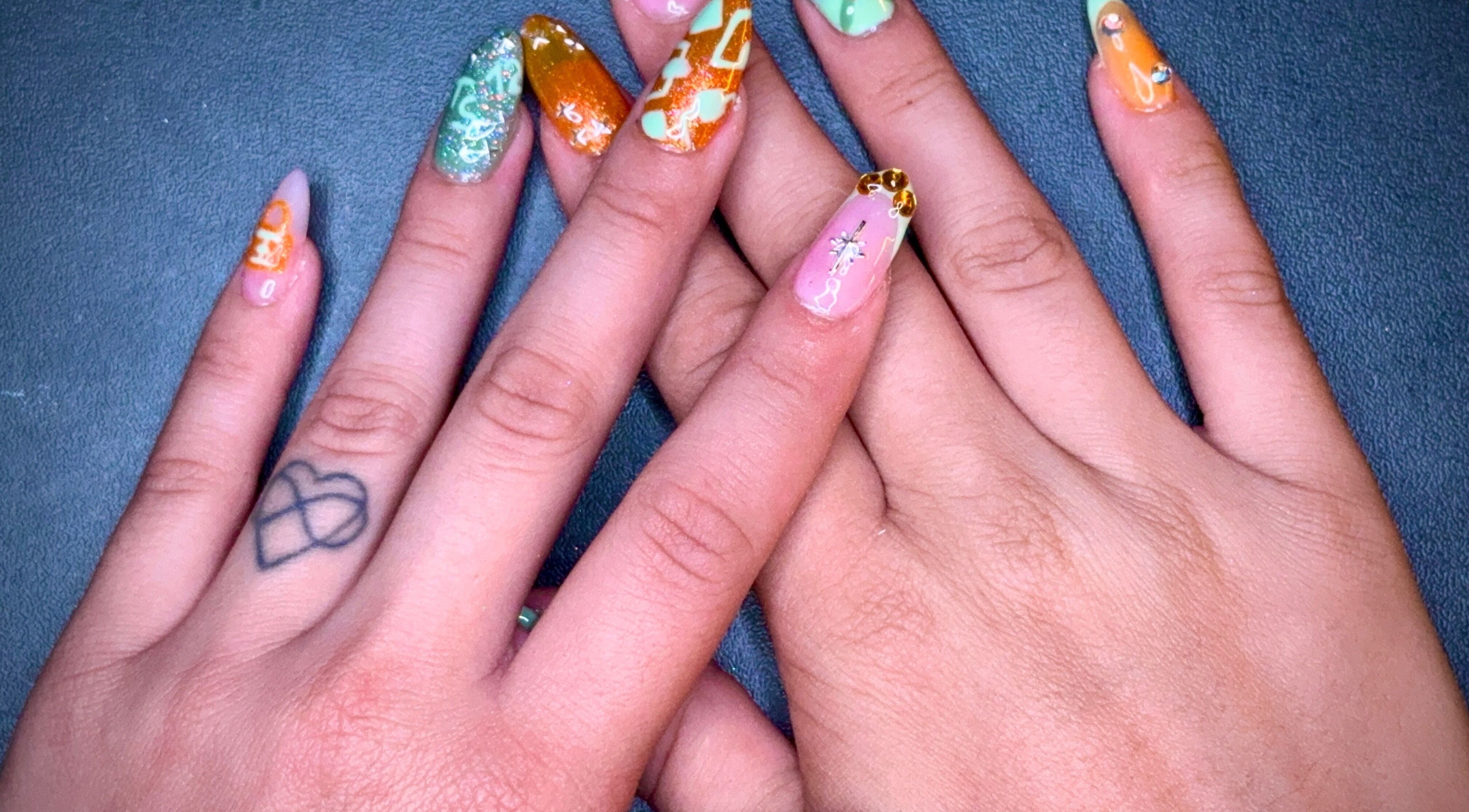 Designs d'ongles colorés à All too nails, Toulouse, Occitanie, FR. Parfait pour une touche unique et élégante.