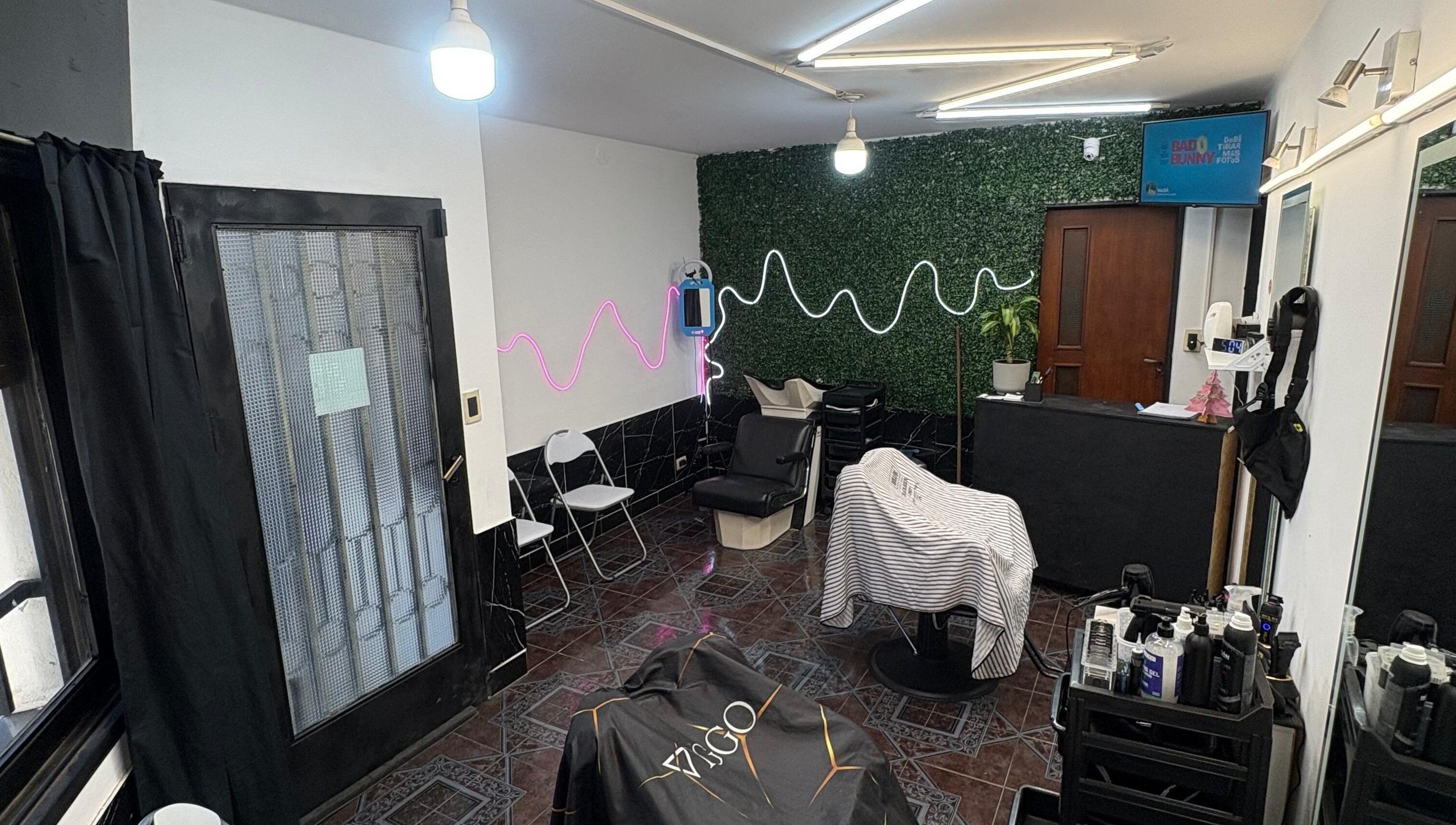 Sala elegante en Navaja Dorada, Córdoba, Córdoba, AR, destacada por su decoración moderna y sillas cómodas.