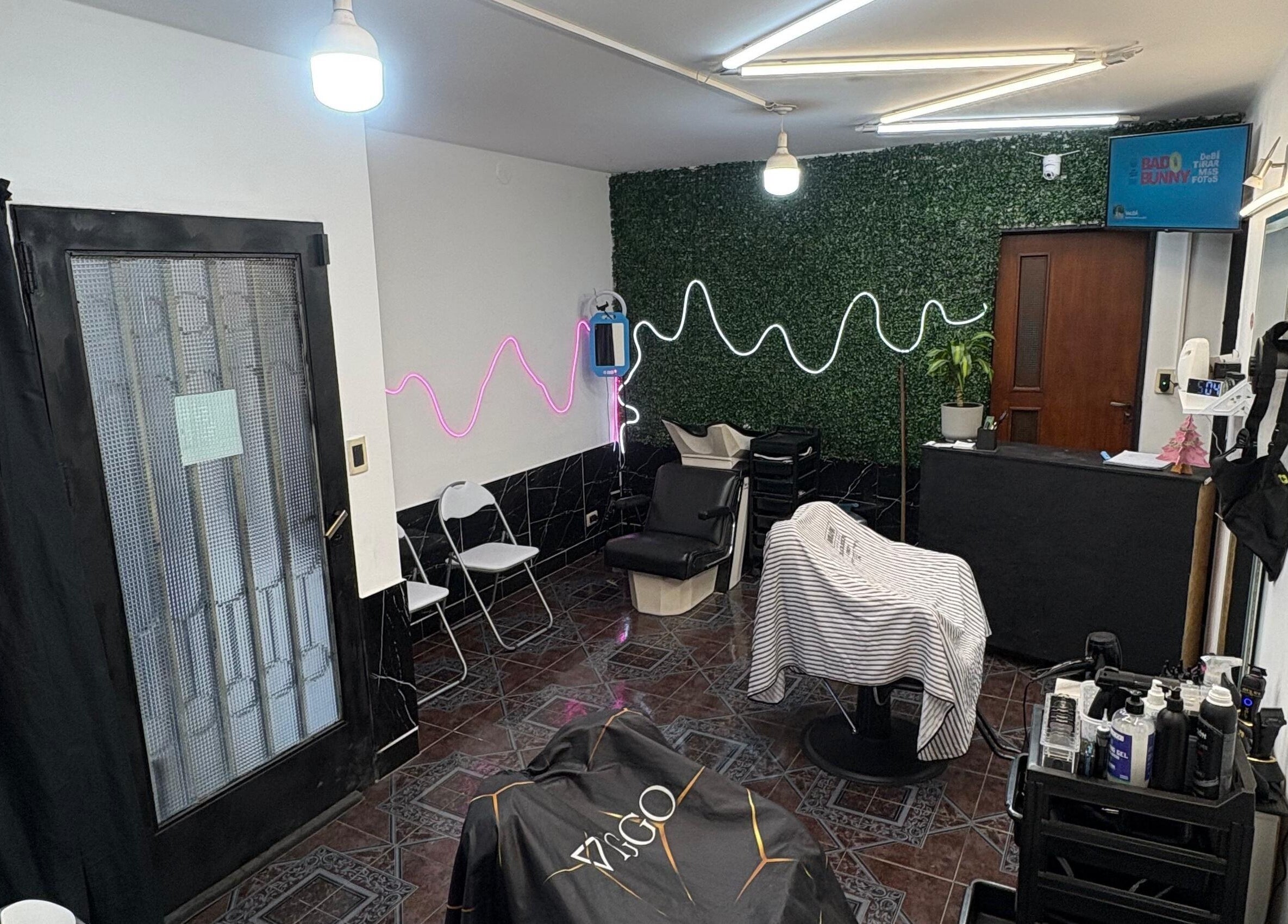 Sala elegante en Navaja Dorada, Córdoba, Córdoba, AR, destacada por su decoración moderna y sillas cómodas.