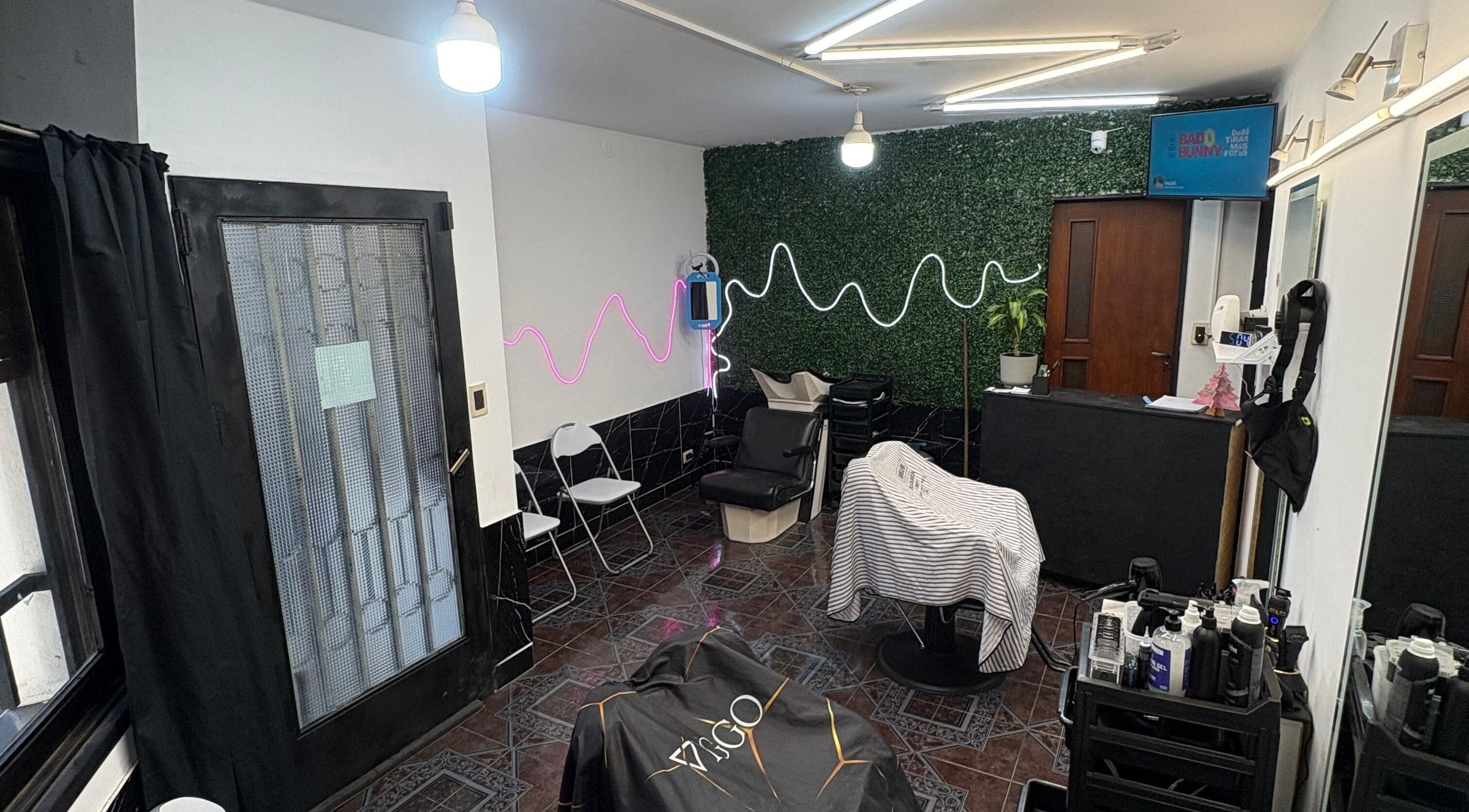 Sala elegante en Navaja Dorada, Córdoba, Córdoba, AR, destacada por su decoración moderna y sillas cómodas.