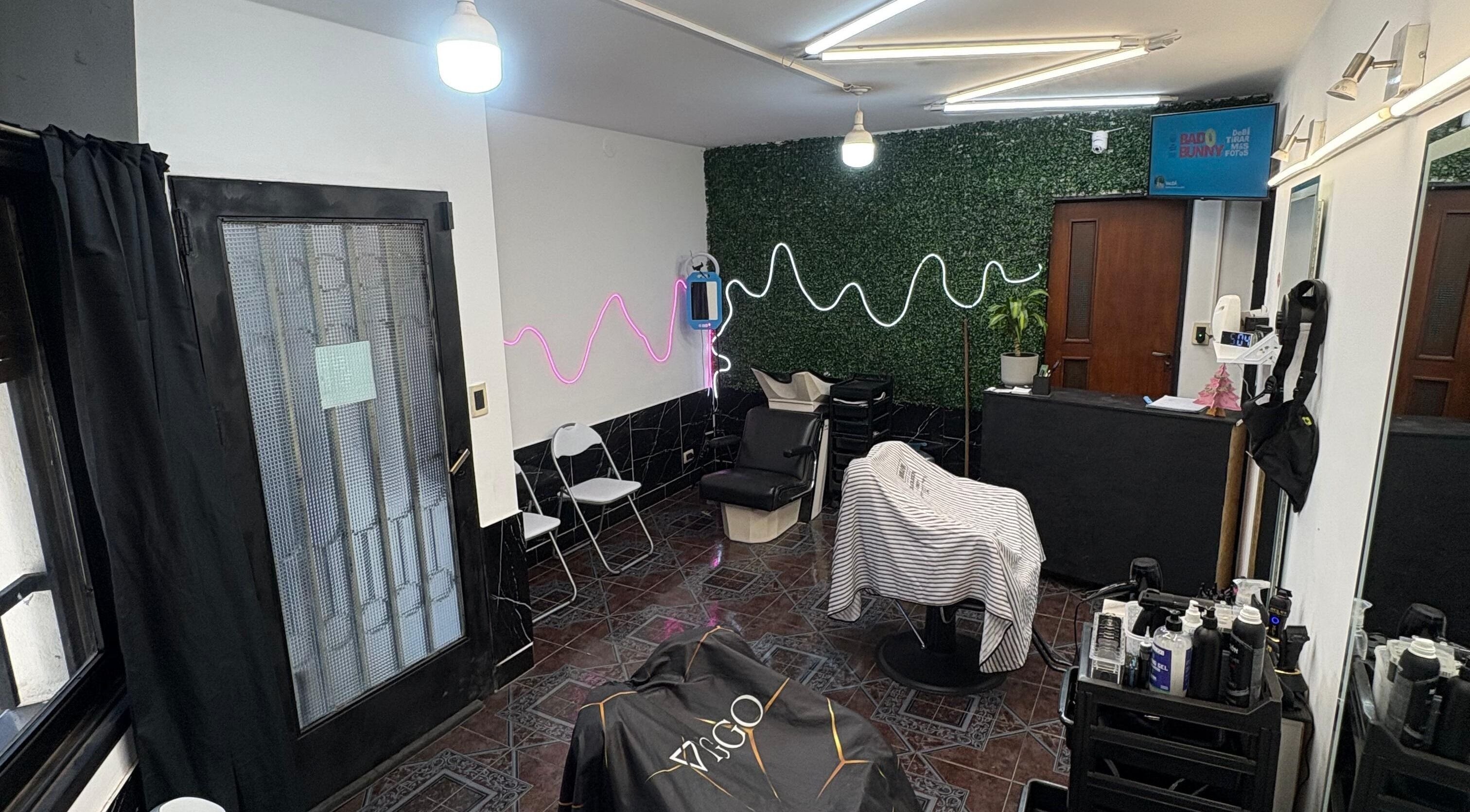 Sala elegante en Navaja Dorada, Córdoba, Córdoba, AR, destacada por su decoración moderna y sillas cómodas.