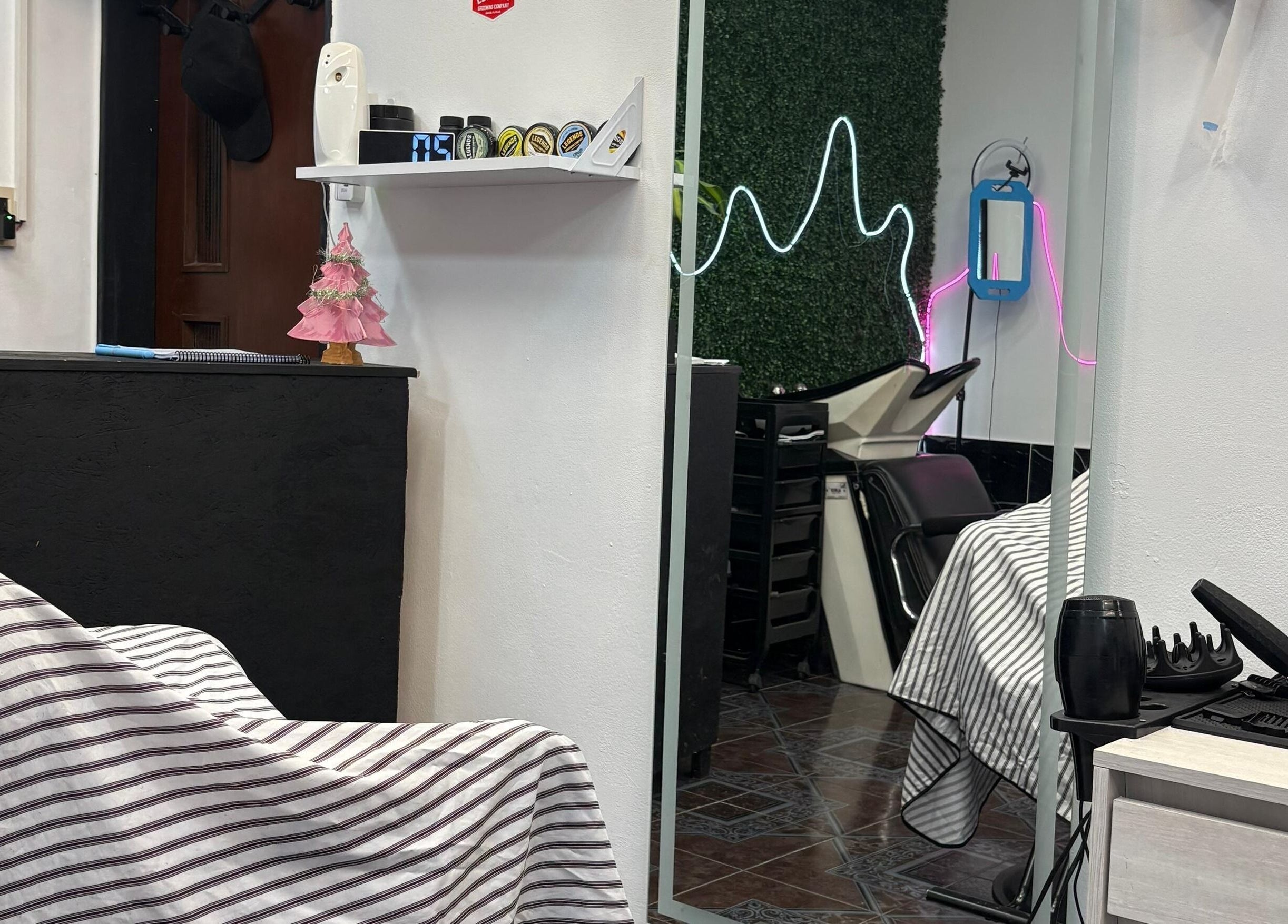 Interior moderno de Navaja Dorada en Córdoba, Córdoba, AR, mostrando estación de peluquería elegante.