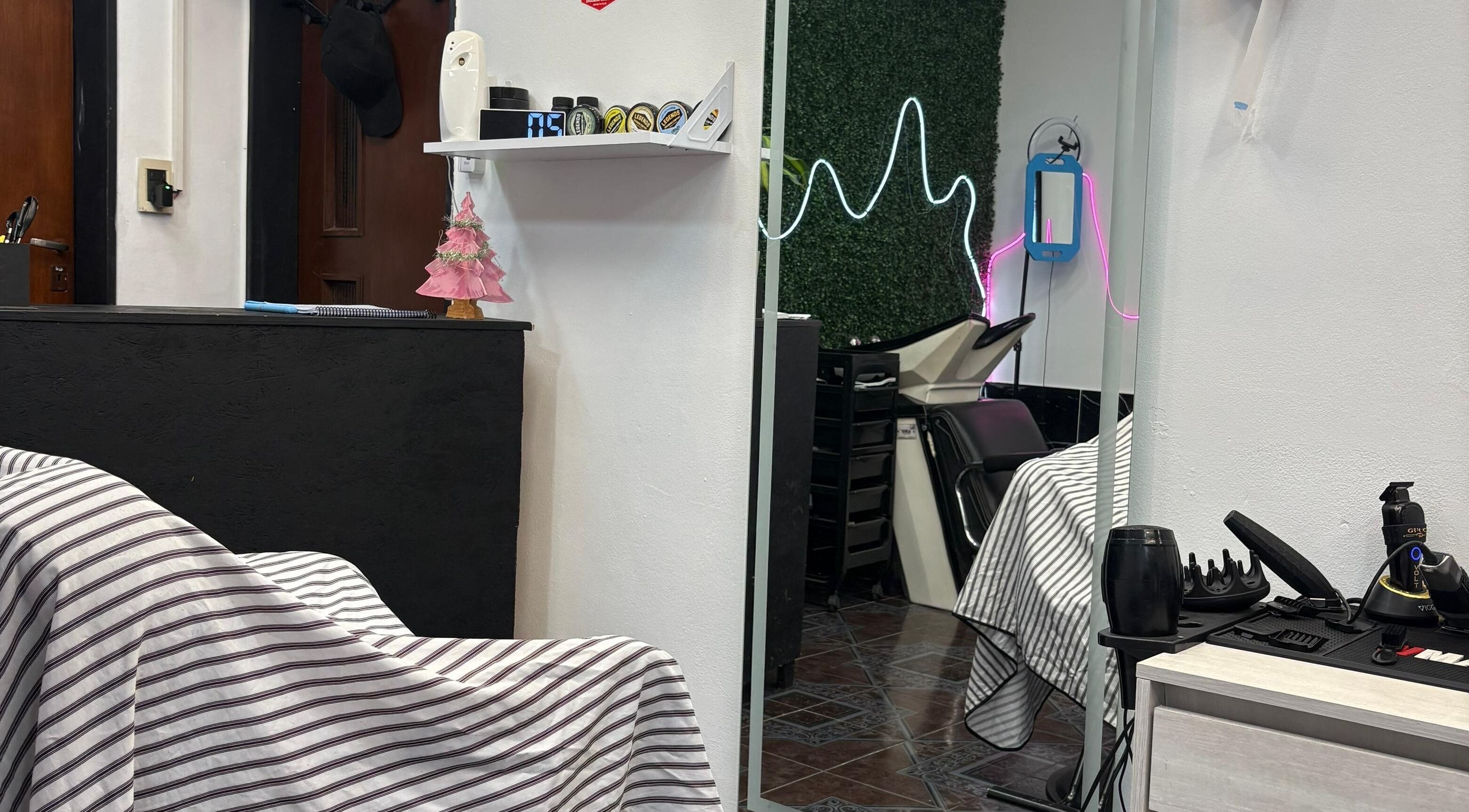 Interior moderno de Navaja Dorada en Córdoba, Córdoba, AR, mostrando estación de peluquería elegante.