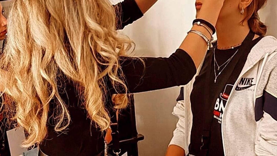 Chiara Gulino Makeup Artist al lavoro su cliente a Siracusa, Sicilia, IT, in un ambiente accogliente.