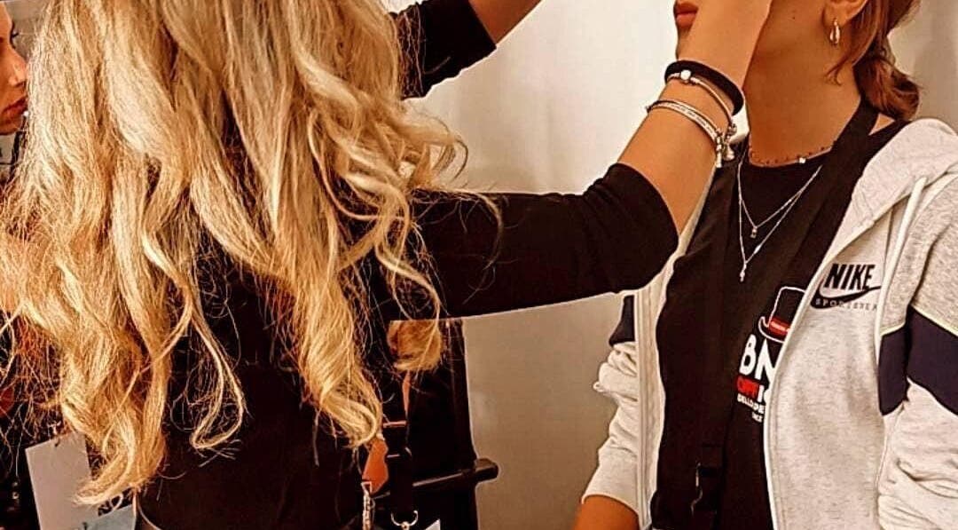 Chiara Gulino Makeup Artist al lavoro su cliente a Siracusa, Sicilia, IT, in un ambiente accogliente.