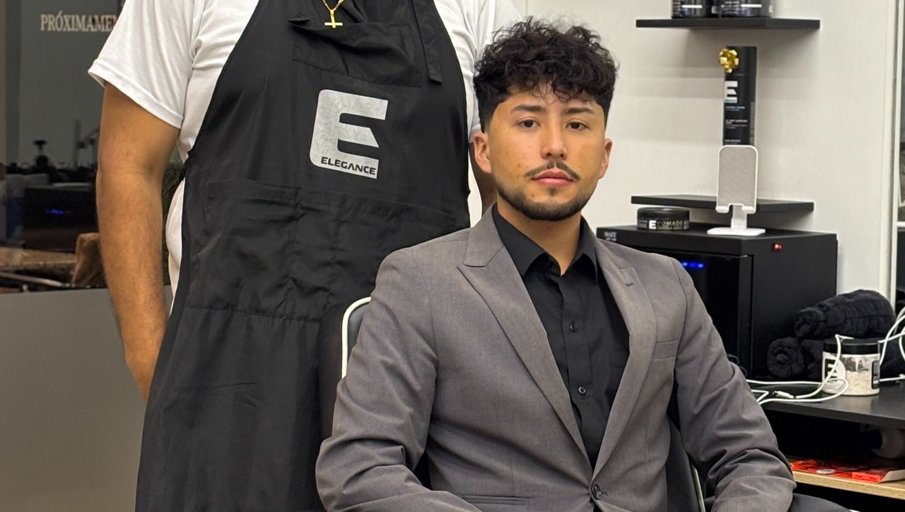 Cliente elegante en Barberia By Yosmer Yanez en Quito, Pichincha, EC, recibiendo servicio de calidad.