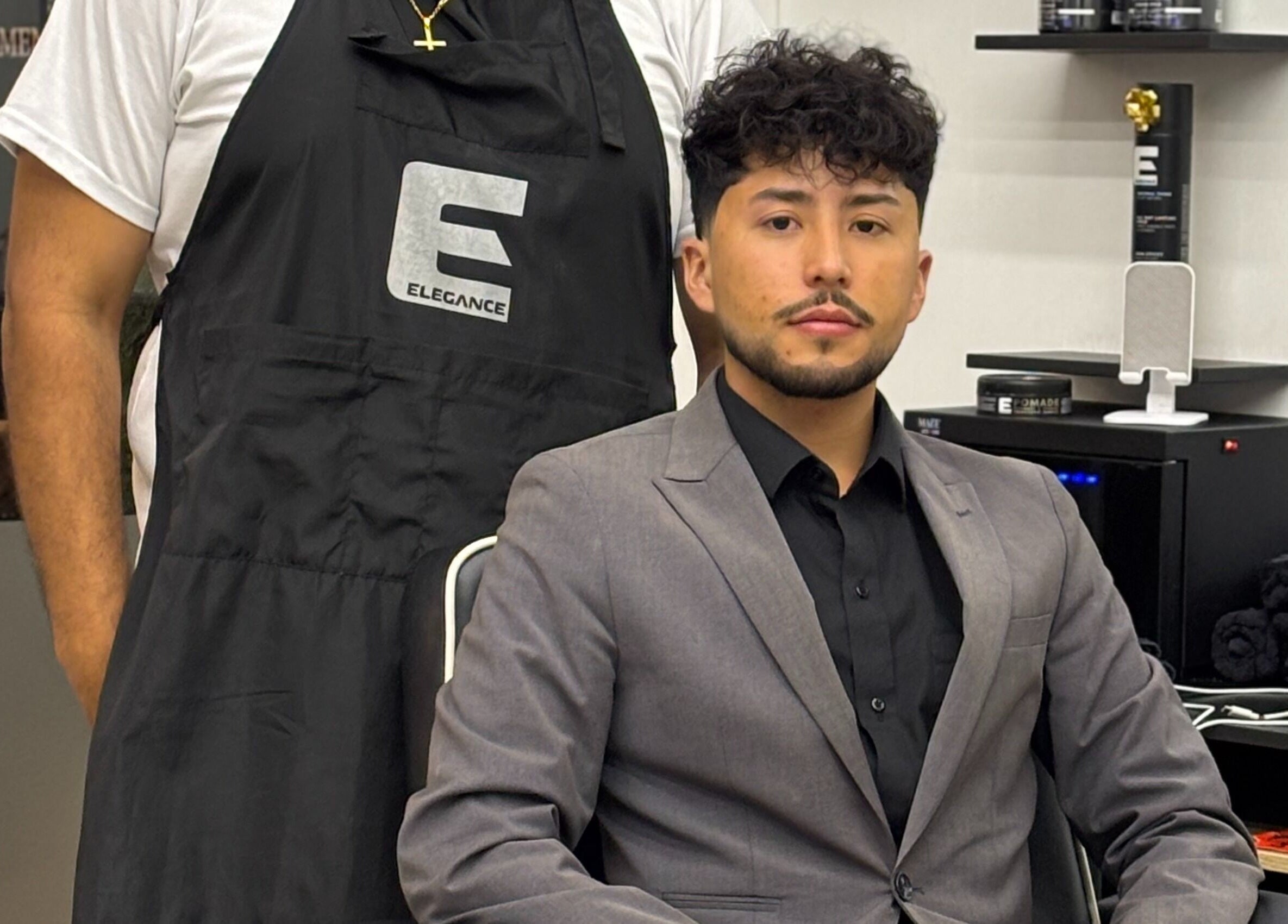 Cliente elegante en Barberia By Yosmer Yanez en Quito, Pichincha, EC, recibiendo servicio de calidad.