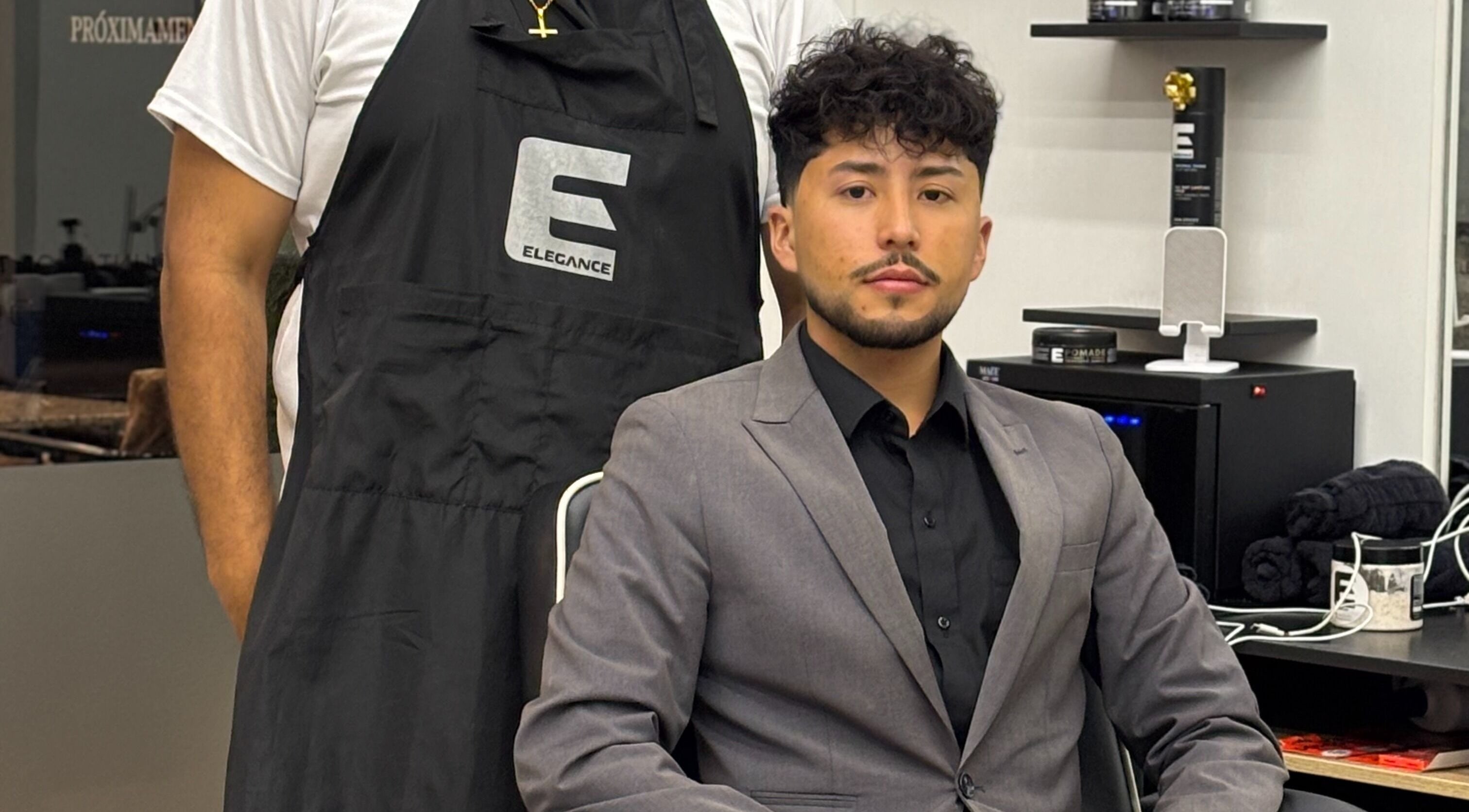 Cliente elegante en Barberia By Yosmer Yanez en Quito, Pichincha, EC, recibiendo servicio de calidad.