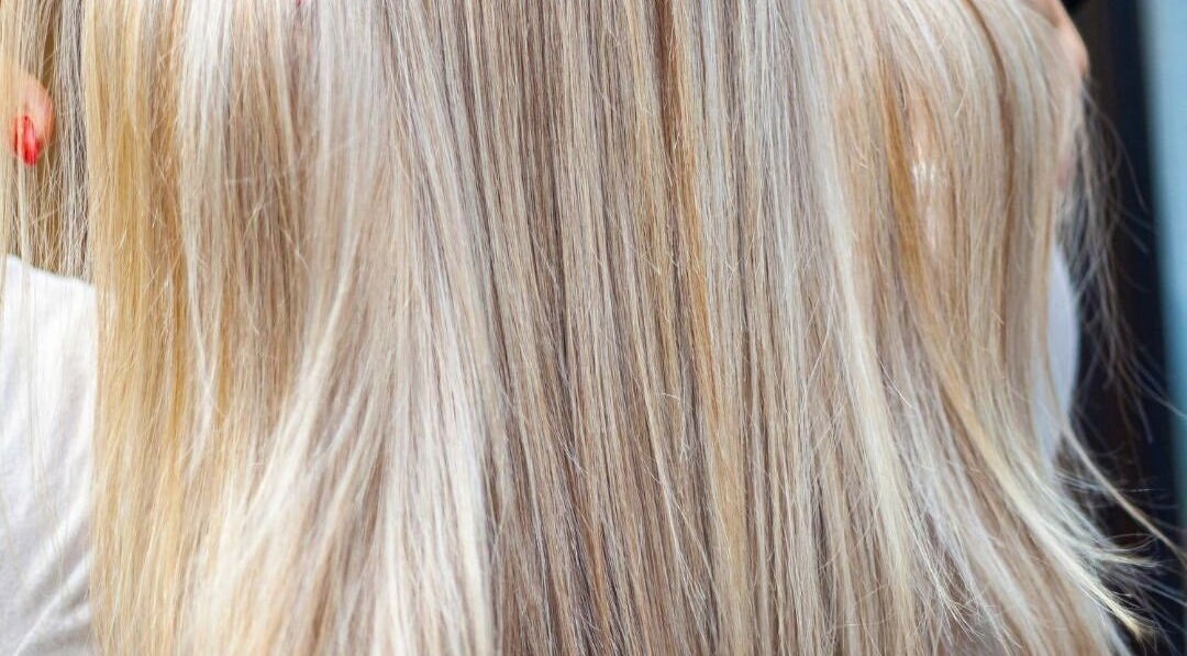 Ξανθά μαλλιά σε κοντινό πλάνο στο MrandMrsspa, Chalkida, GR.