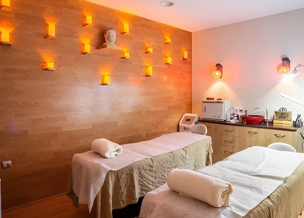 Χαλαρωτικό δωμάτιο θεραπείας στο MrandMrsspa, Χαλκίδα, GR με απαλό φωτισμό και δύο κρεβάτια.