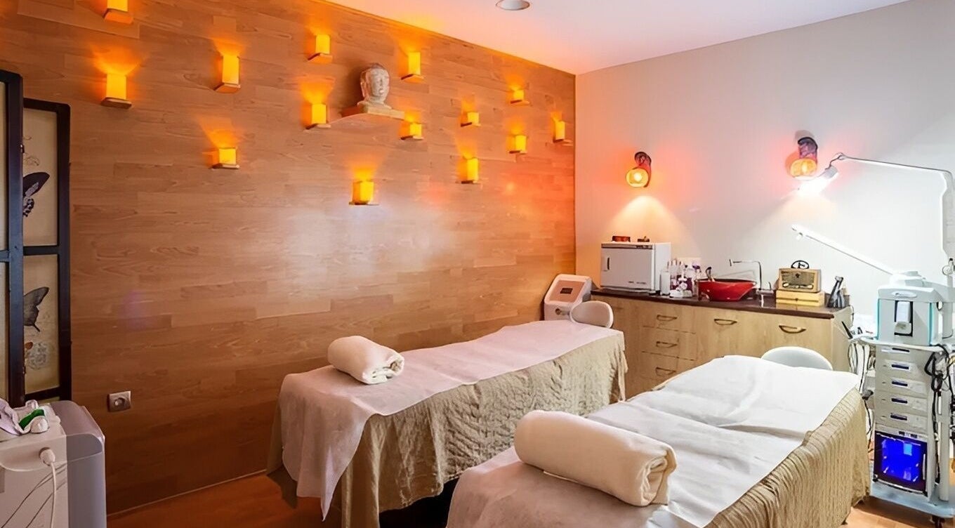 Χαλαρωτικό δωμάτιο θεραπείας στο MrandMrsspa, Χαλκίδα, GR με απαλό φωτισμό και δύο κρεβάτια.