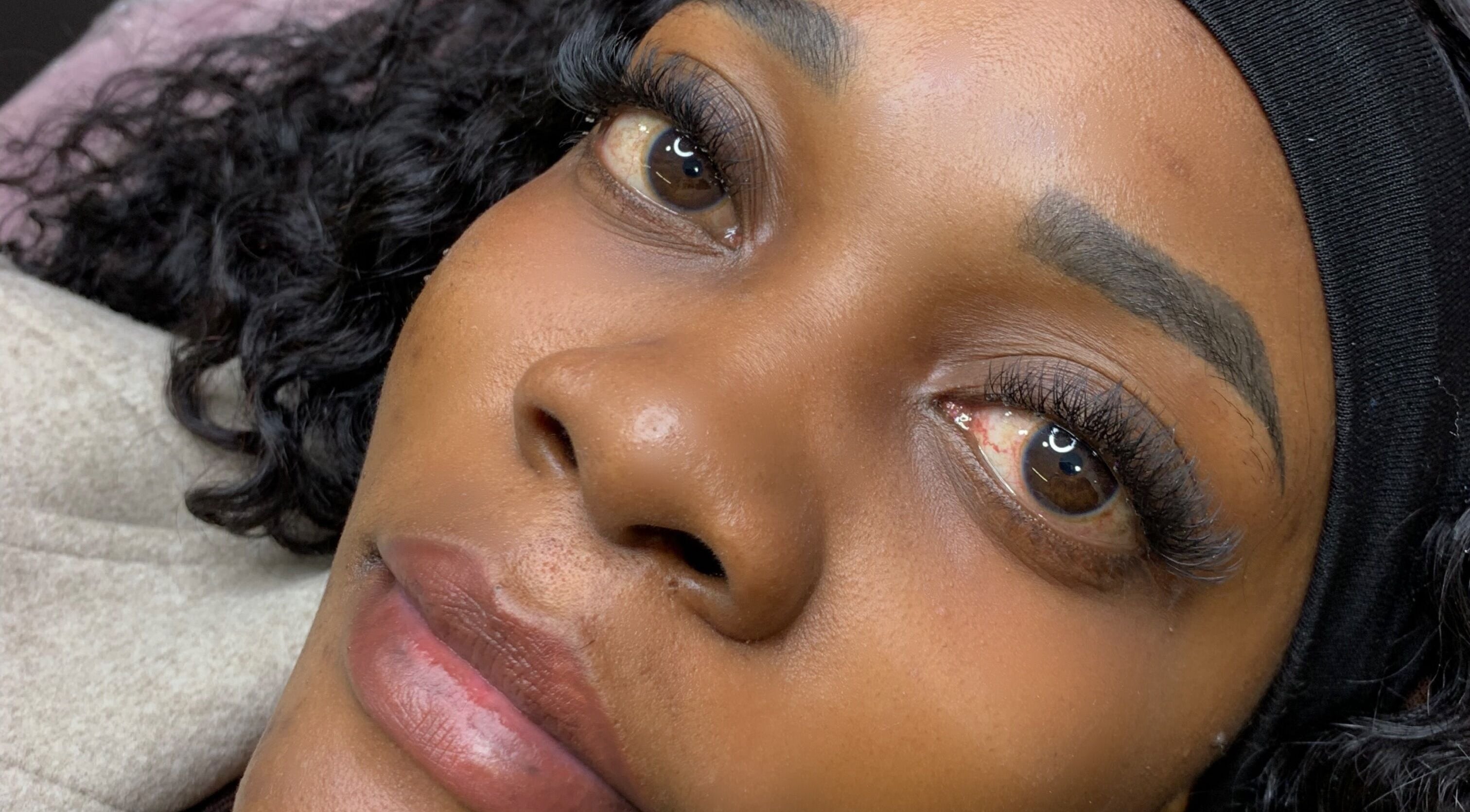 Close-up de cílios marcantes em cliente do Malu Aires Lash, Vila Nova De Gaia, Porto, PT.