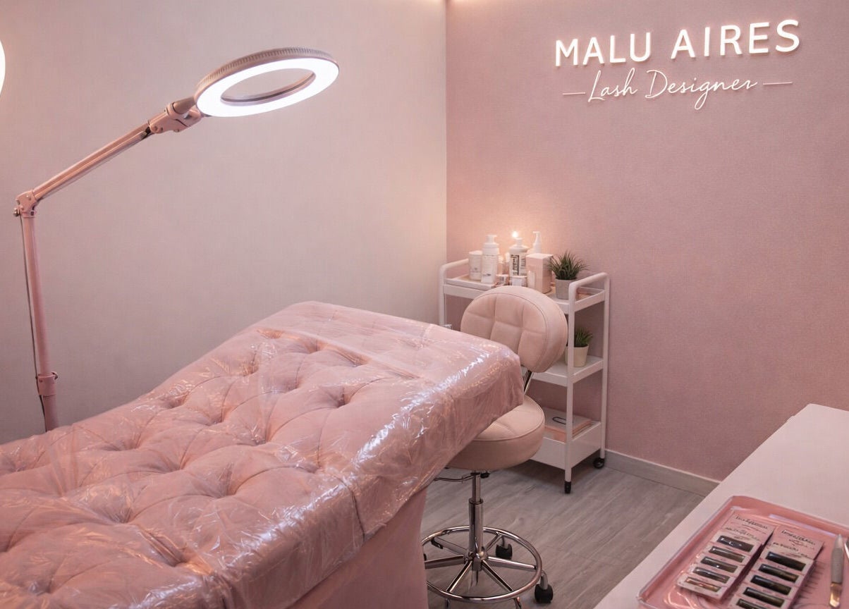 Interior elegante da Malu Aires Lash em Vila Nova De Gaia, Porto, PT. Espaço acolhedor com cama de tratamento.