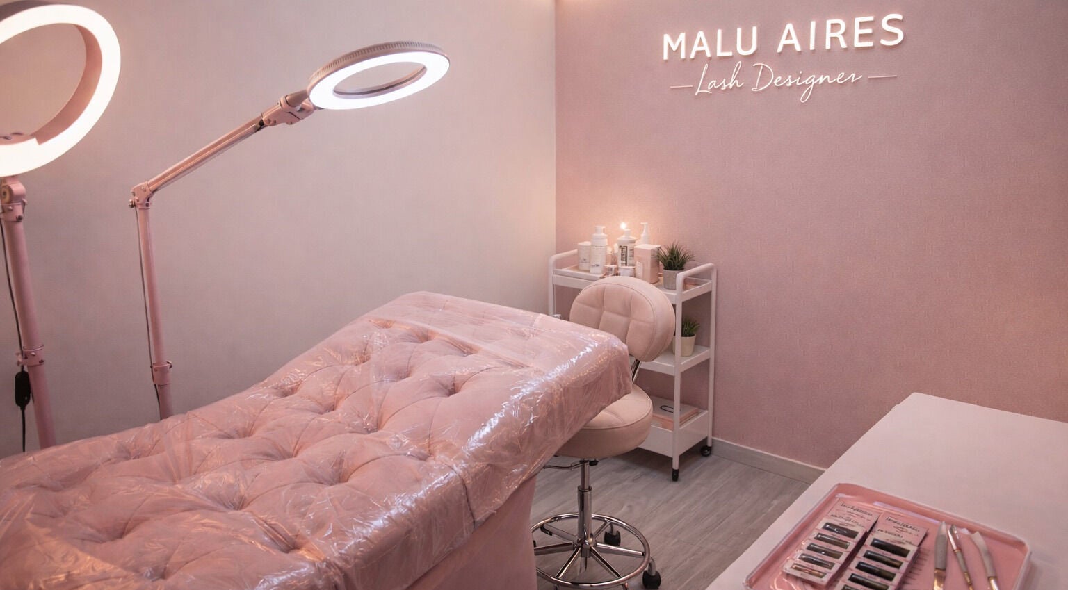 Interior elegante da Malu Aires Lash em Vila Nova De Gaia, Porto, PT. Espaço acolhedor com cama de tratamento.