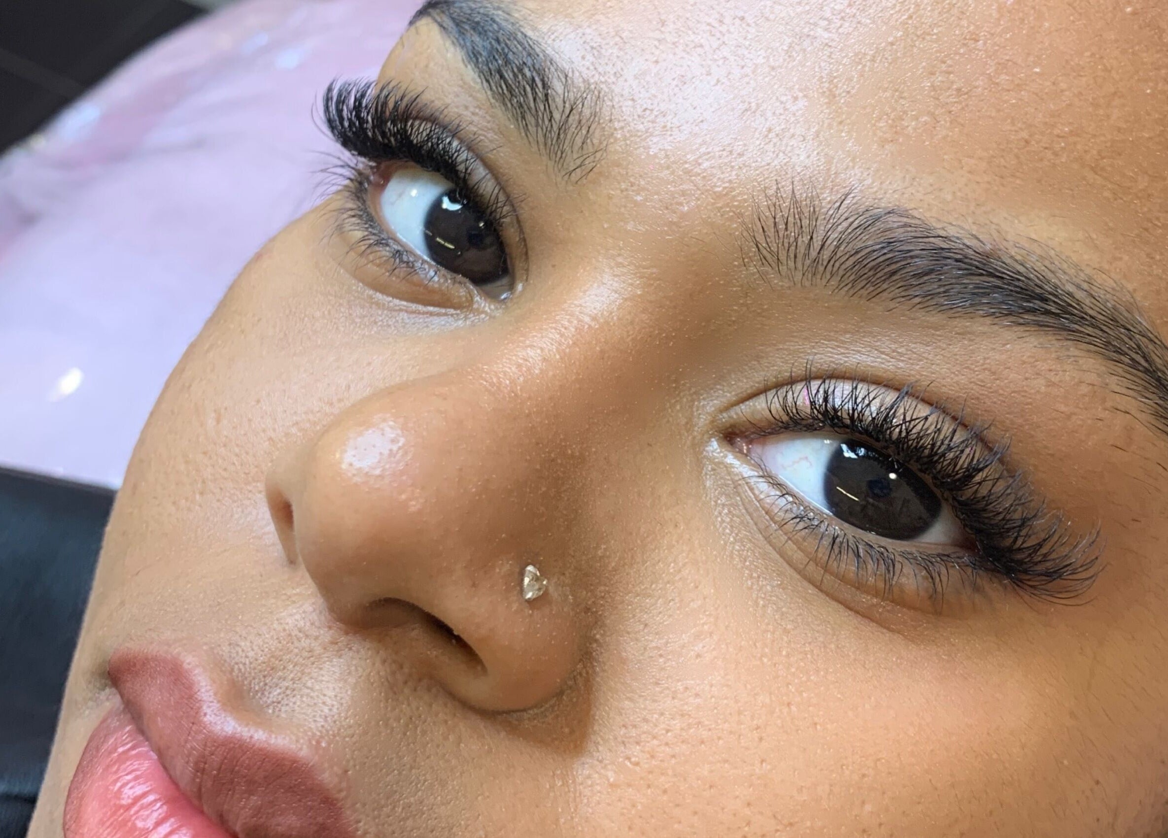 Aplicação de cílios postiços na Malu Aires Lash em Vila Nova De Gaia, Porto, PT.