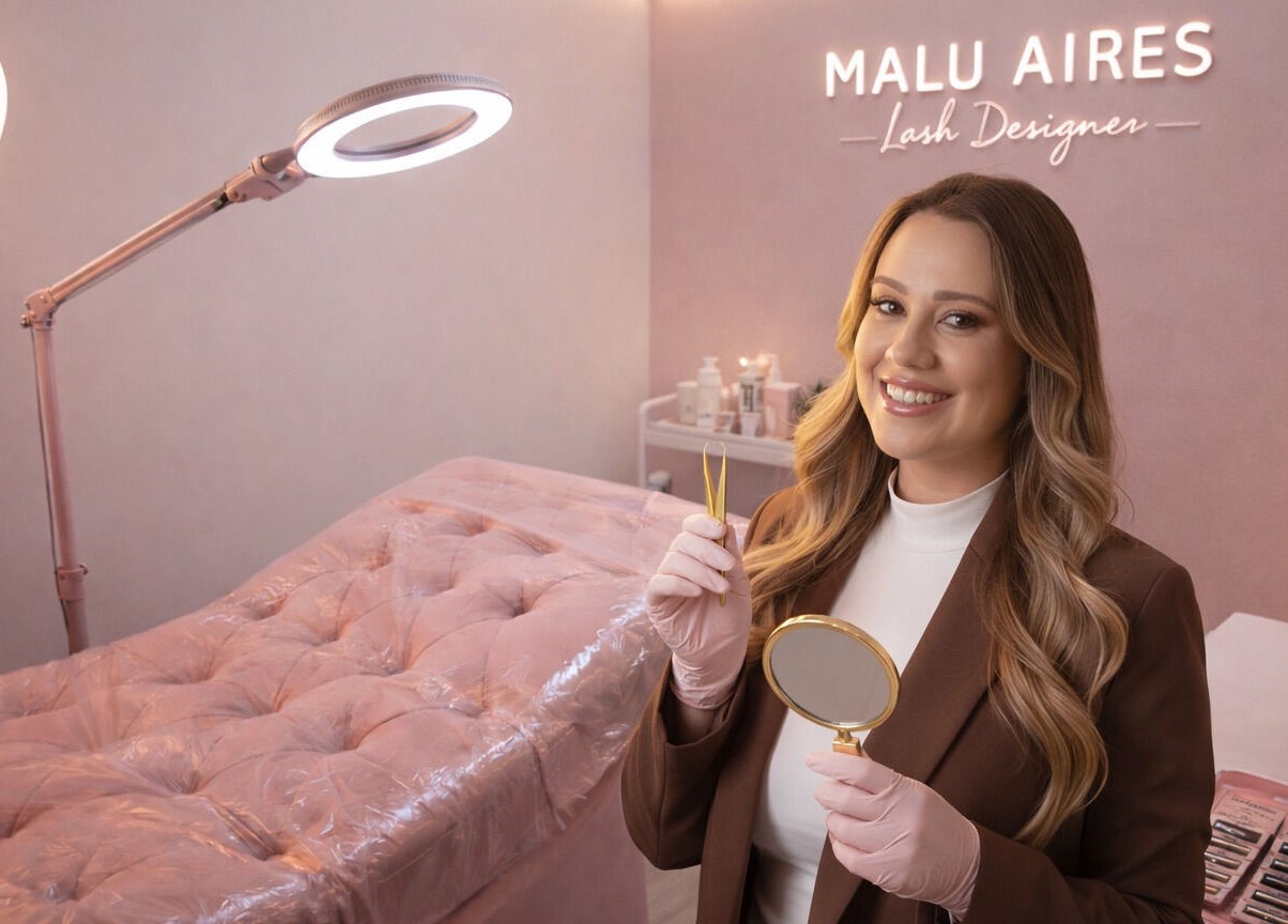 Especialista sorrindo no estúdio de Malu Aires Lash em Vila Nova De Gaia, Porto, PT, com ferramentas de beleza.