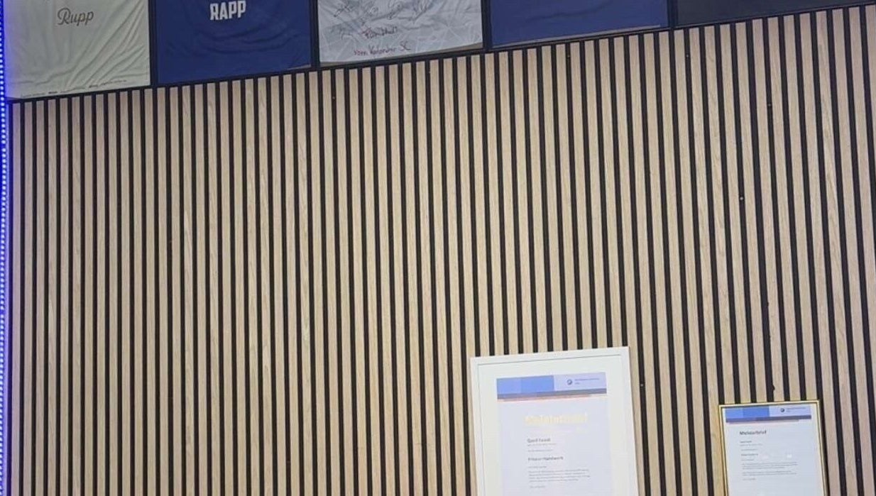 Eleganter Holzeffekt bei La Paris, Karlsruhe, Baden-Württemberg, DE zeigt preisgekrönte Details.