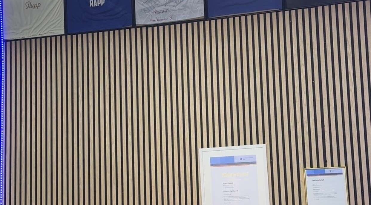 Eleganter Holzeffekt bei La Paris, Karlsruhe, Baden-Württemberg, DE zeigt preisgekrönte Details.