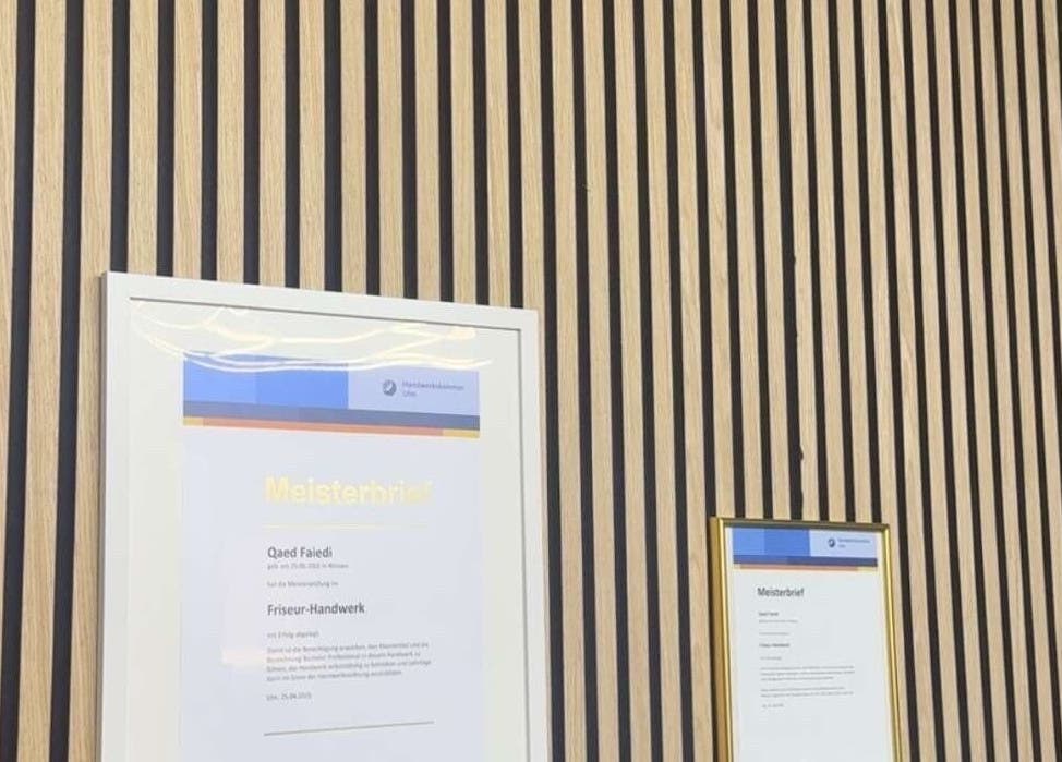 Detailaufnahme von Zertifikaten an der Wand bei La Paris in Karlsruhe, Baden-Württemberg, DE.