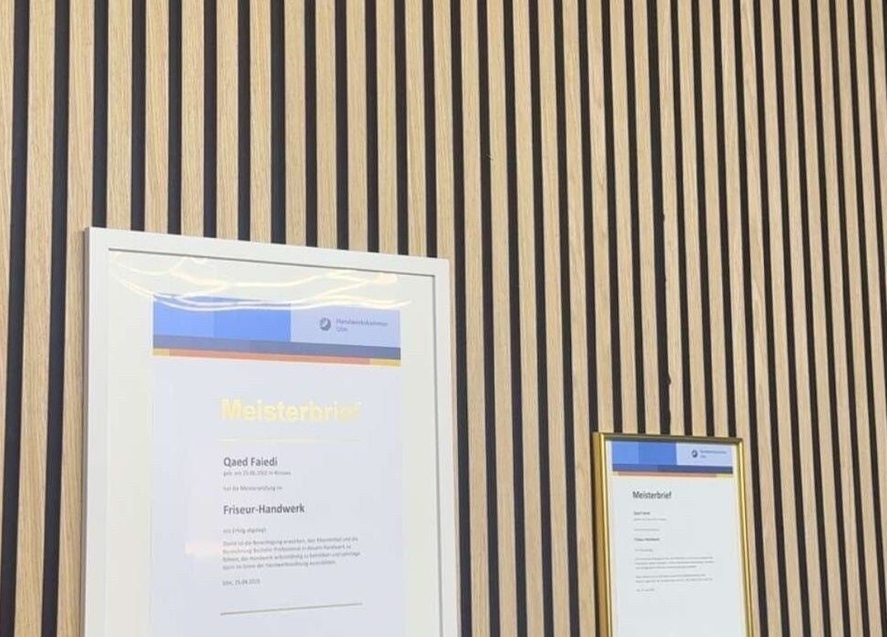 Detailaufnahme von Zertifikaten an der Wand bei La Paris in Karlsruhe, Baden-Württemberg, DE.