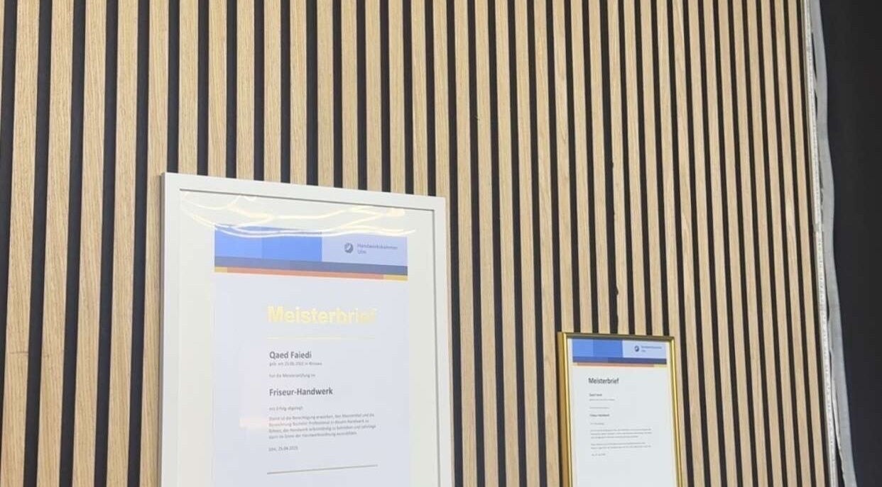 Detailaufnahme von Zertifikaten an der Wand bei La Paris in Karlsruhe, Baden-Württemberg, DE.