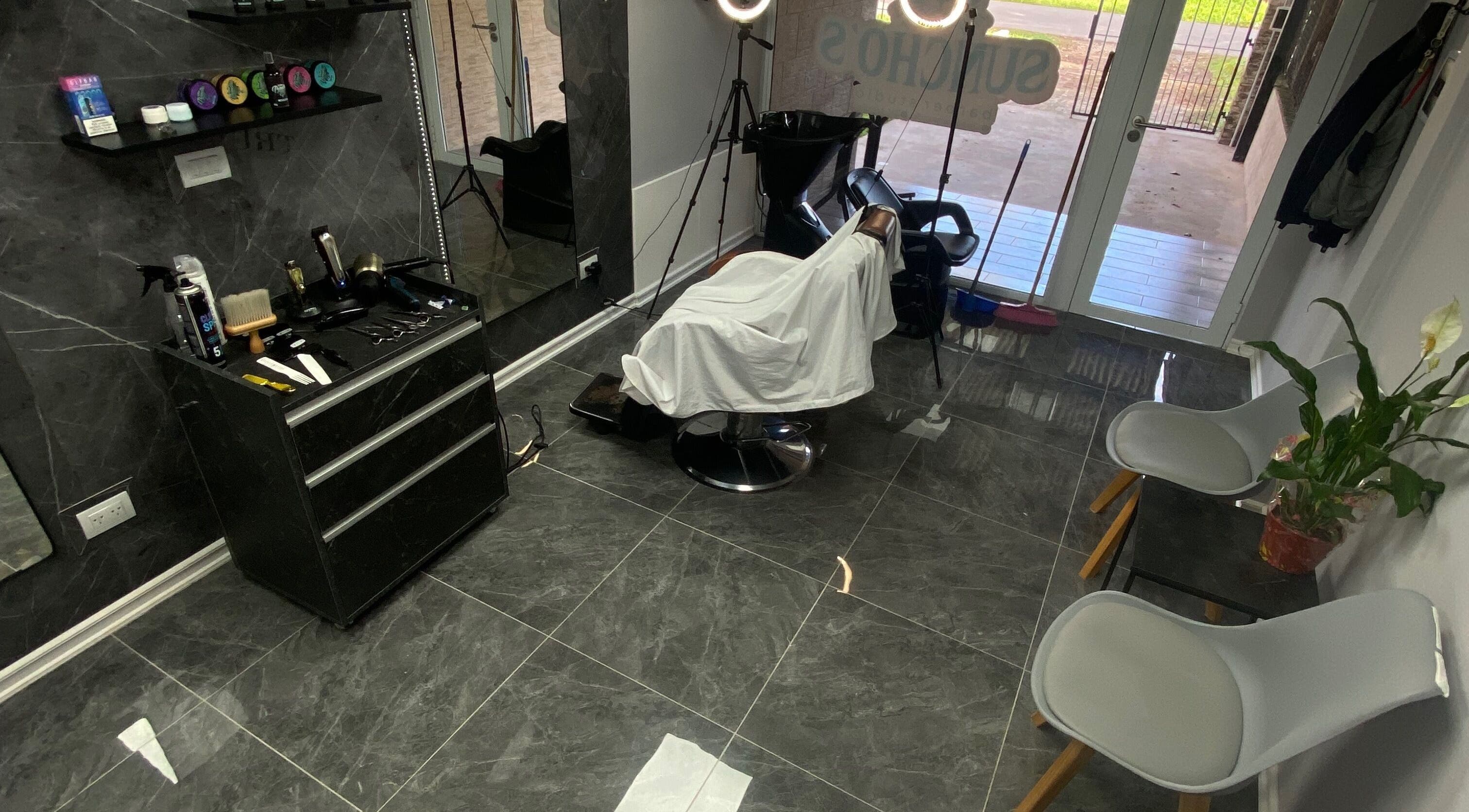 Elegant interior of Sunchos Barber Studio in Funes, Santa Fe, AR, featuring sleek barber chair and stylish decor.