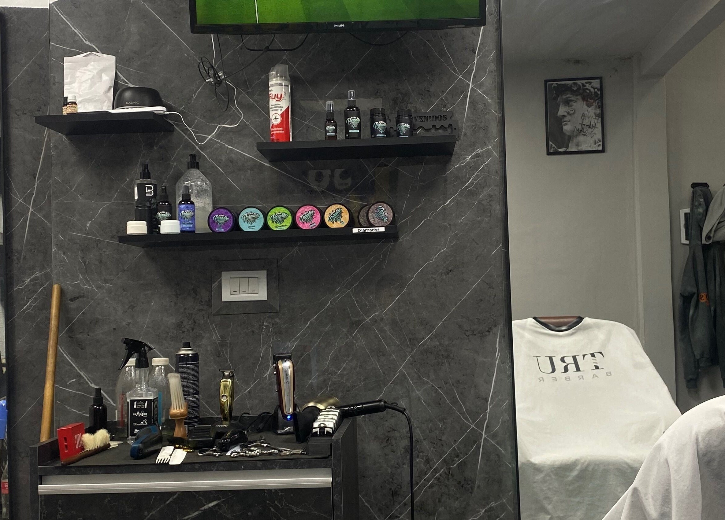 Interior moderno de Sunchos Barber Studio en Funes, Santa Fe, AR con herramientas y productos de peluquería.