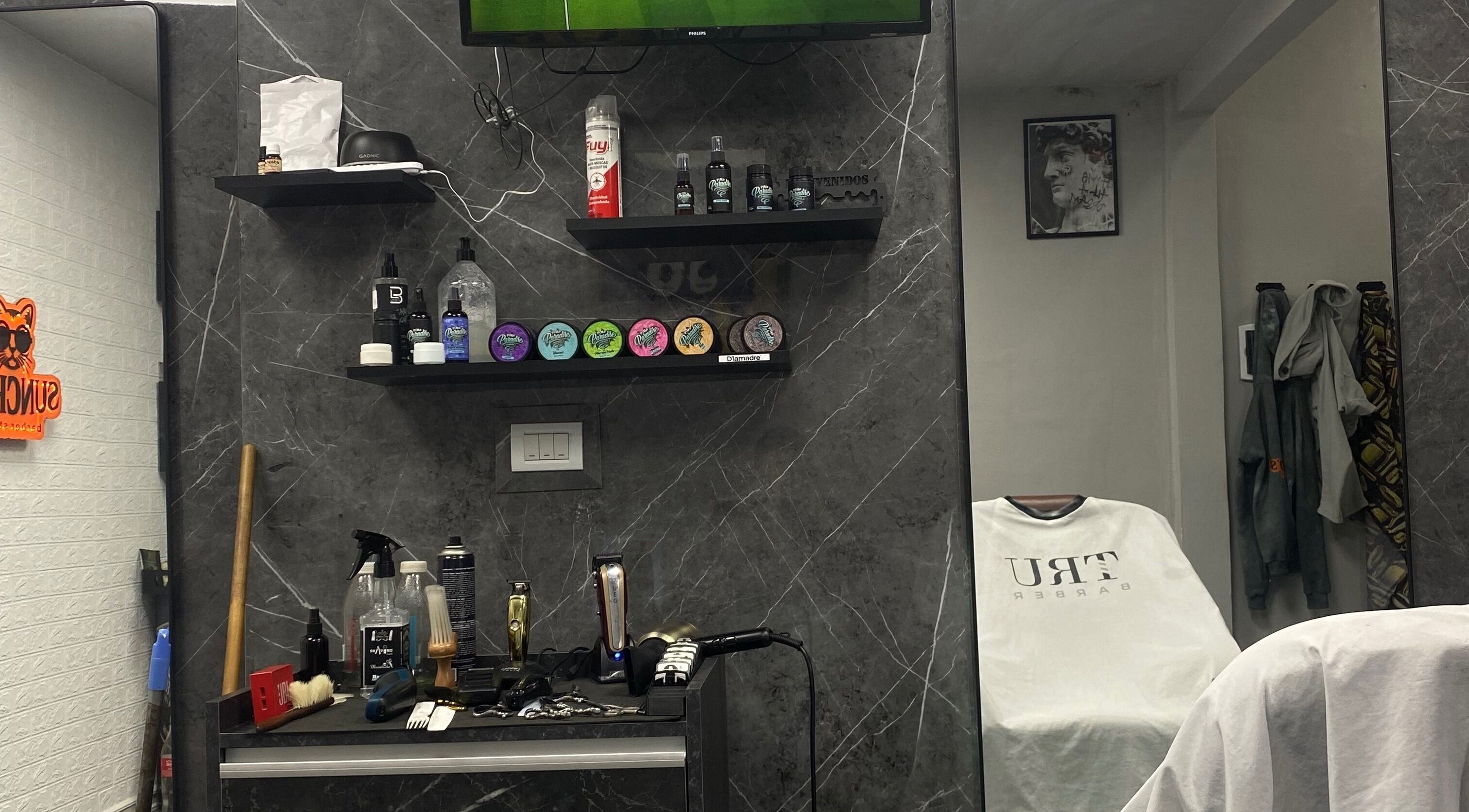 Interior moderno de Sunchos Barber Studio en Funes, Santa Fe, AR con herramientas y productos de peluquería.