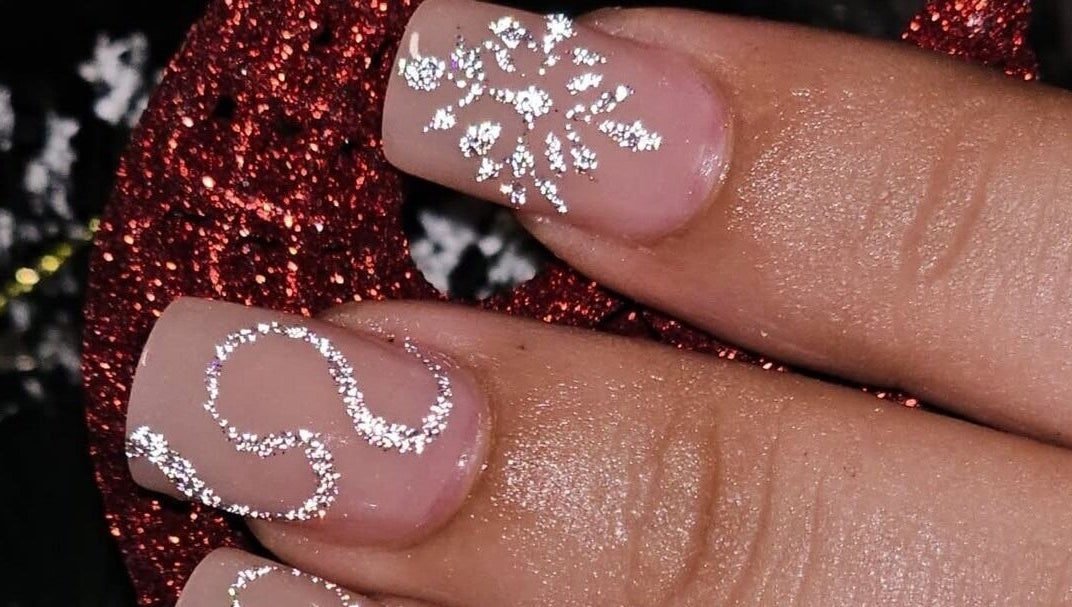 Сияющий маникюр в Julis beauty factories, Петах-Тиква, Центр, IL.