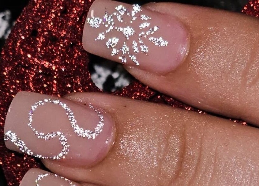 Сияющий маникюр в Julis beauty factories, Петах-Тиква, Центр, IL.