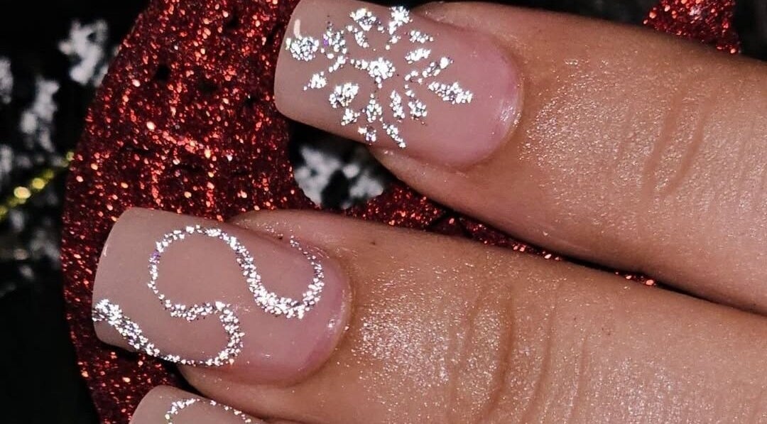 Сияющий маникюр в Julis beauty factories, Петах-Тиква, Центр, IL.