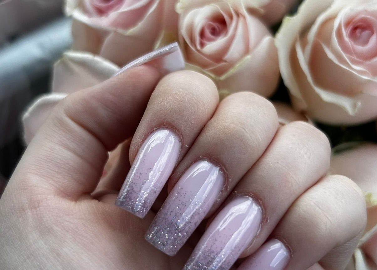 Маникюр с розовым градиентом и блестками в Julis beauty factories, Petah Tikva, Center District, IL.