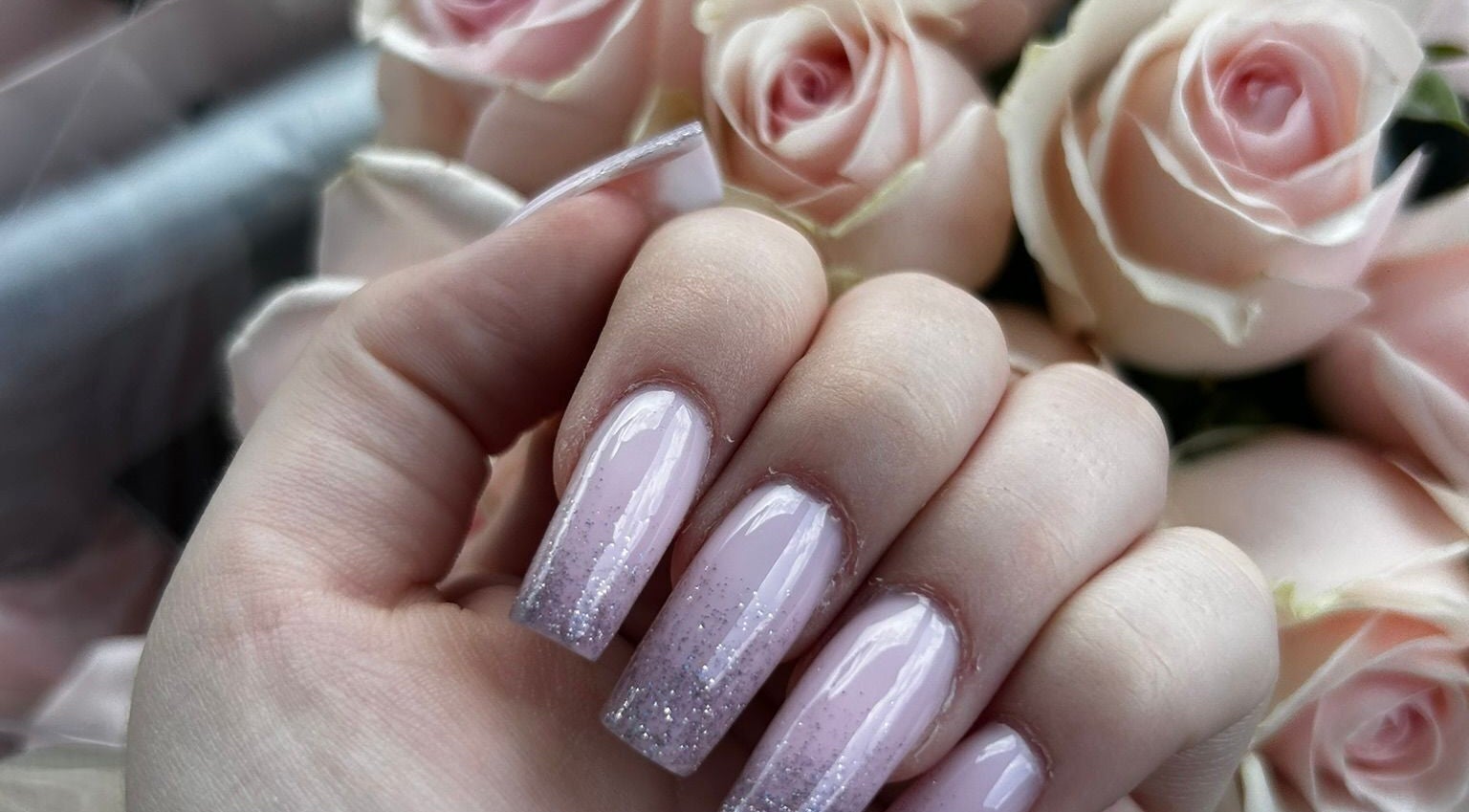 Маникюр с розовым градиентом и блестками в Julis beauty factories, Petah Tikva, Center District, IL.