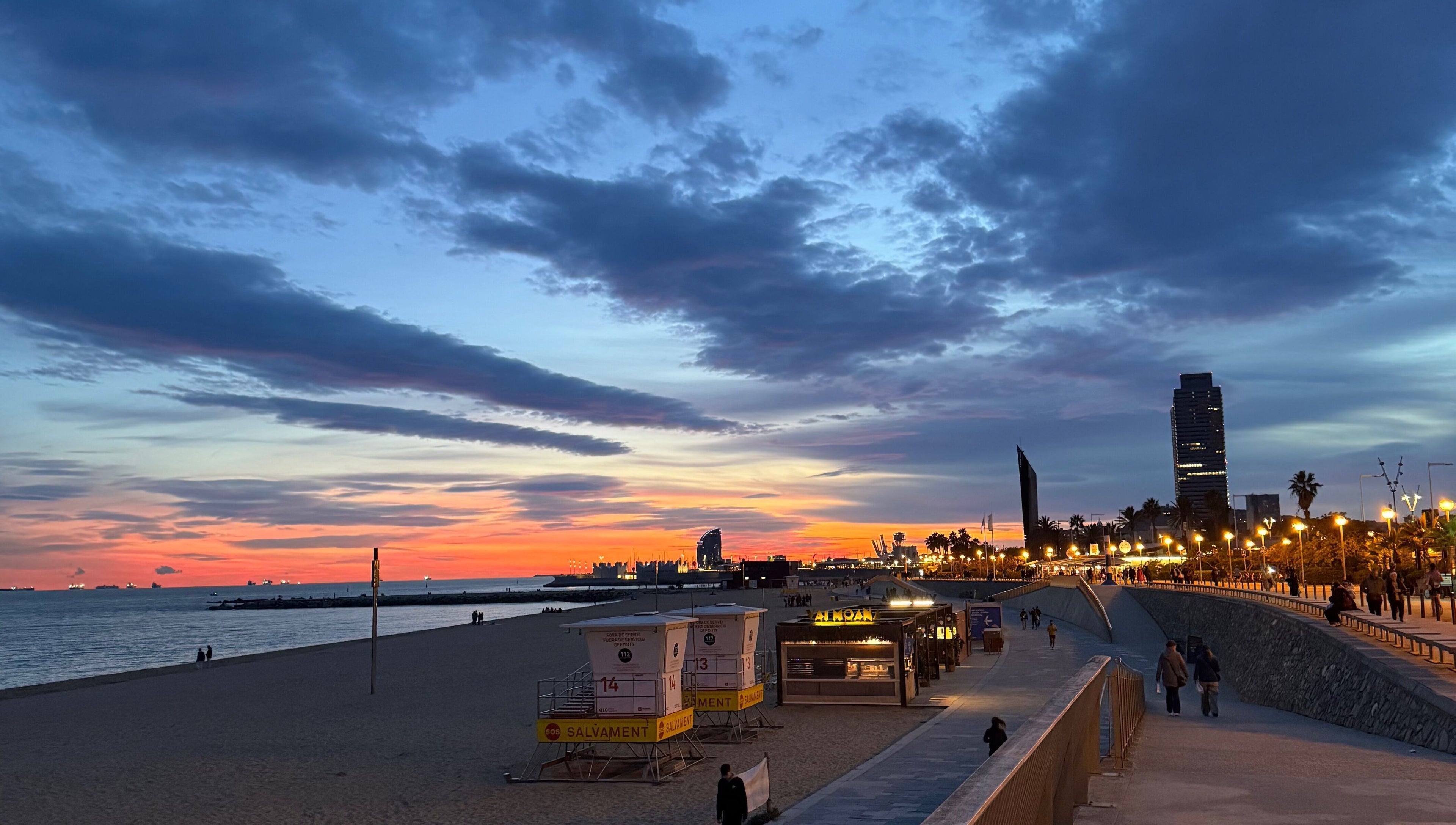 Hermoso atardecer en Barcelona, cerca de BARBERÍA OTHMAN, Barcelona, Catalunya, ES.