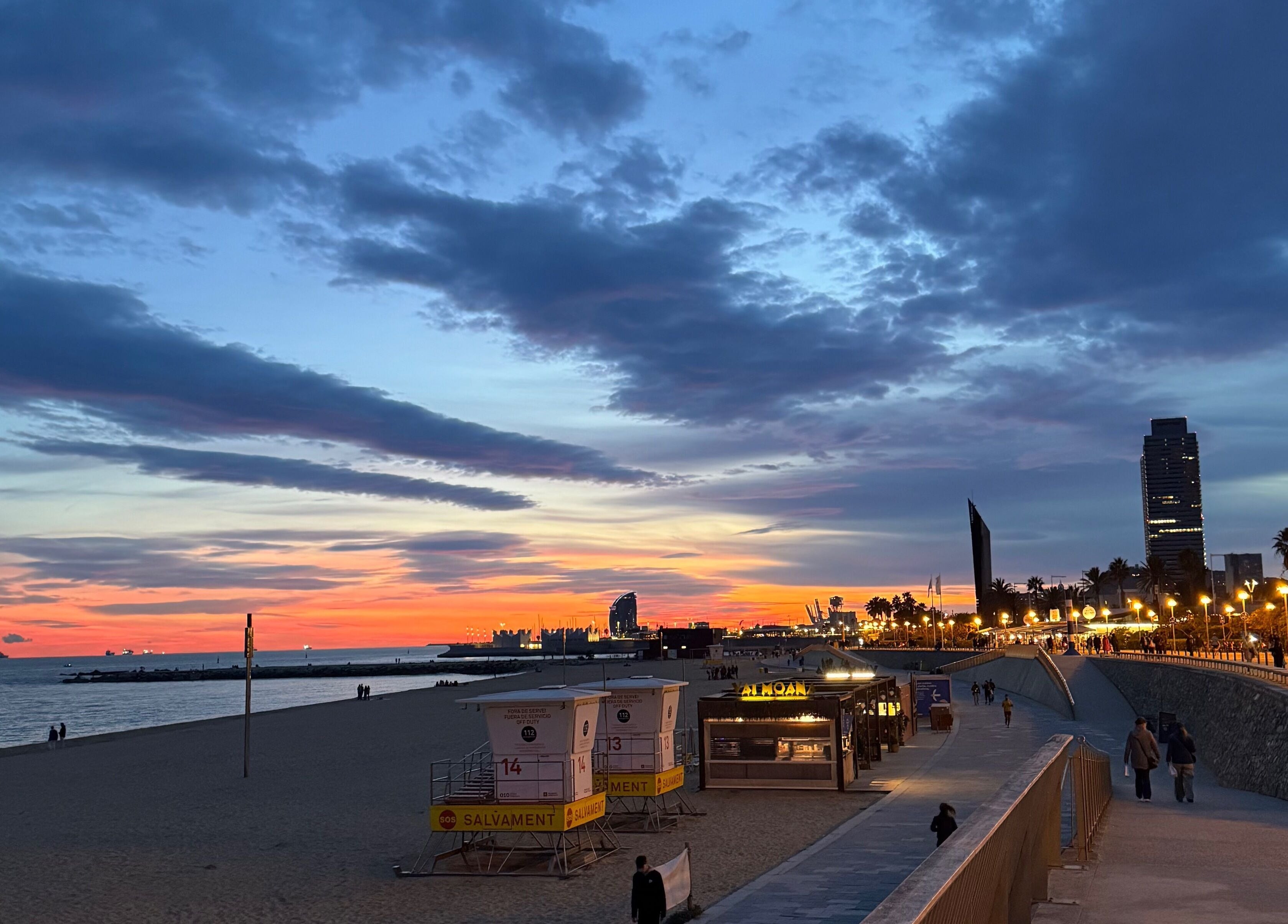 Hermoso atardecer en Barcelona, cerca de BARBERÍA OTHMAN, Barcelona, Catalunya, ES.