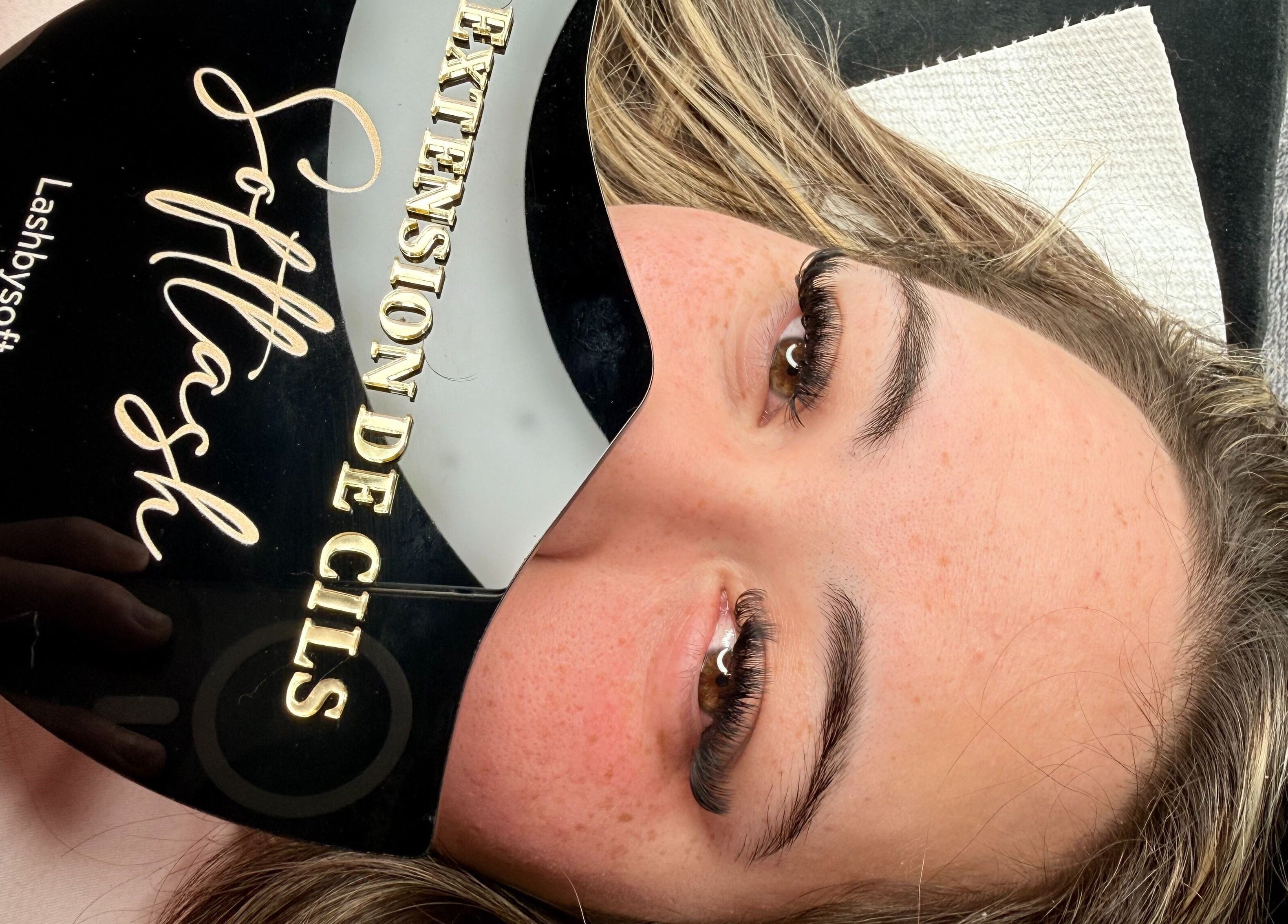 Extensions de cils chez LashbySoft à Montréal, Québec, CA, offrant une beauté raffinée et professionnelle.