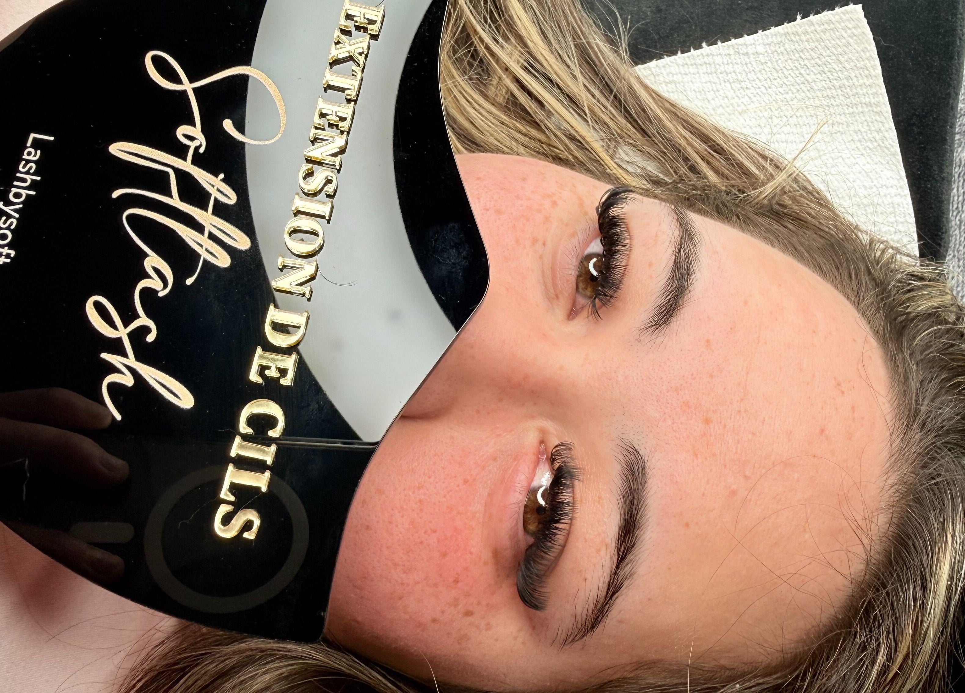 Extensions de cils chez LashbySoft à Montréal, Québec, CA, offrant une beauté raffinée et professionnelle.