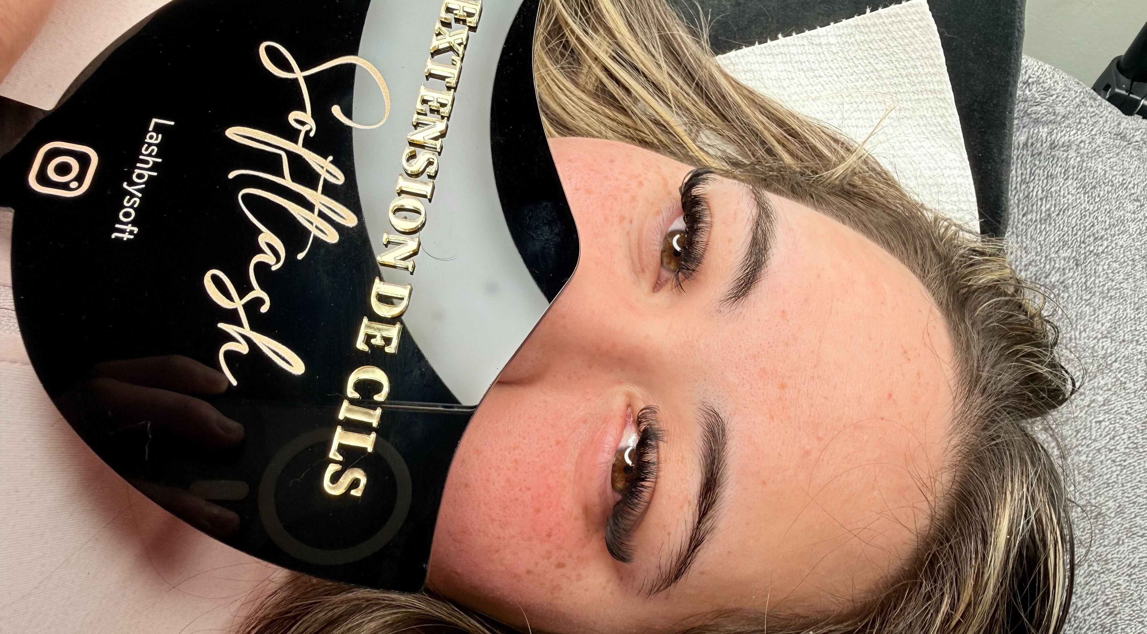 Extensions de cils chez LashbySoft à Montréal, Québec, CA, offrant une beauté raffinée et professionnelle.