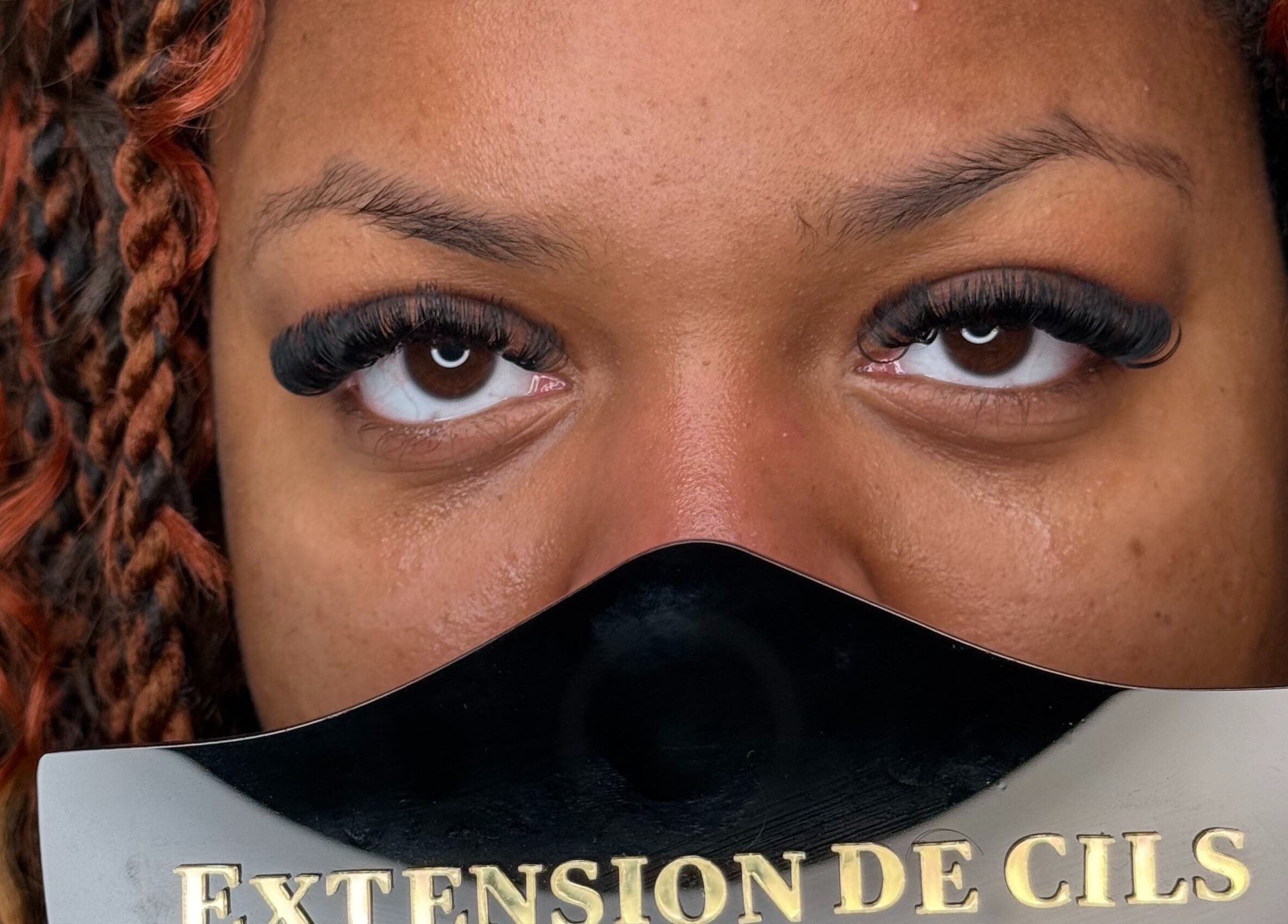 Extension de cils à LashbySoft, Montréal, Québec, CA, mettant en valeur des cils magnifiques.